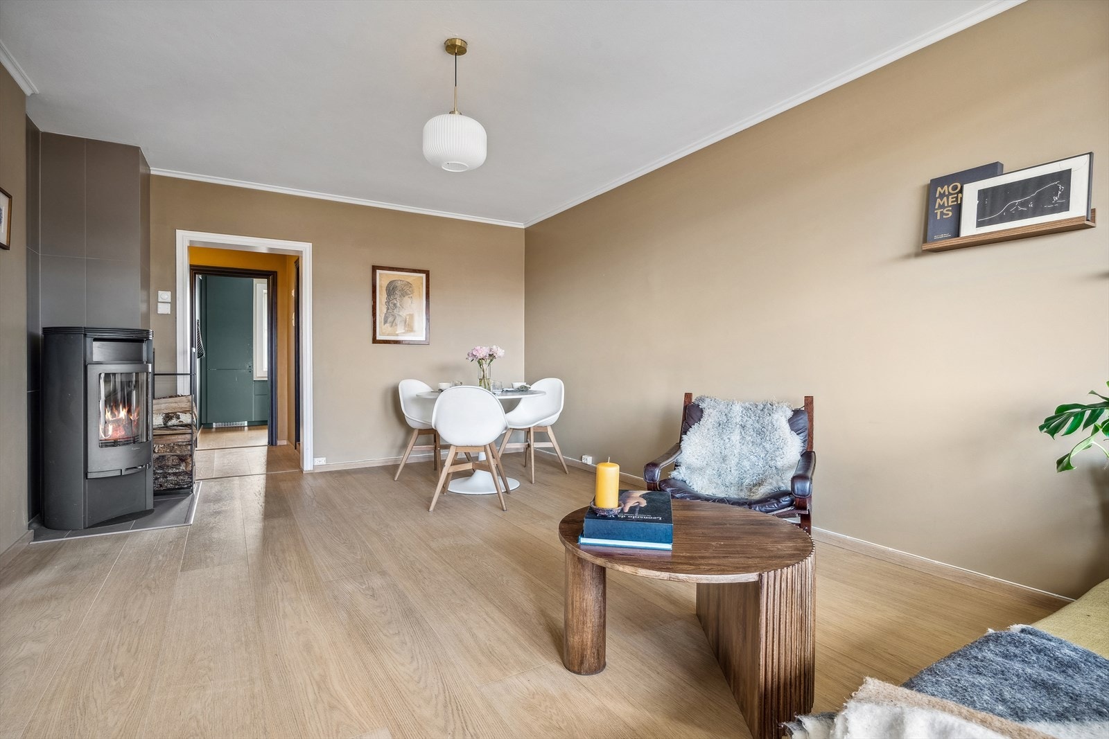 Stilig stue med helsparklede vegger og herdet tregulv fra Bjelin. Galleribilde