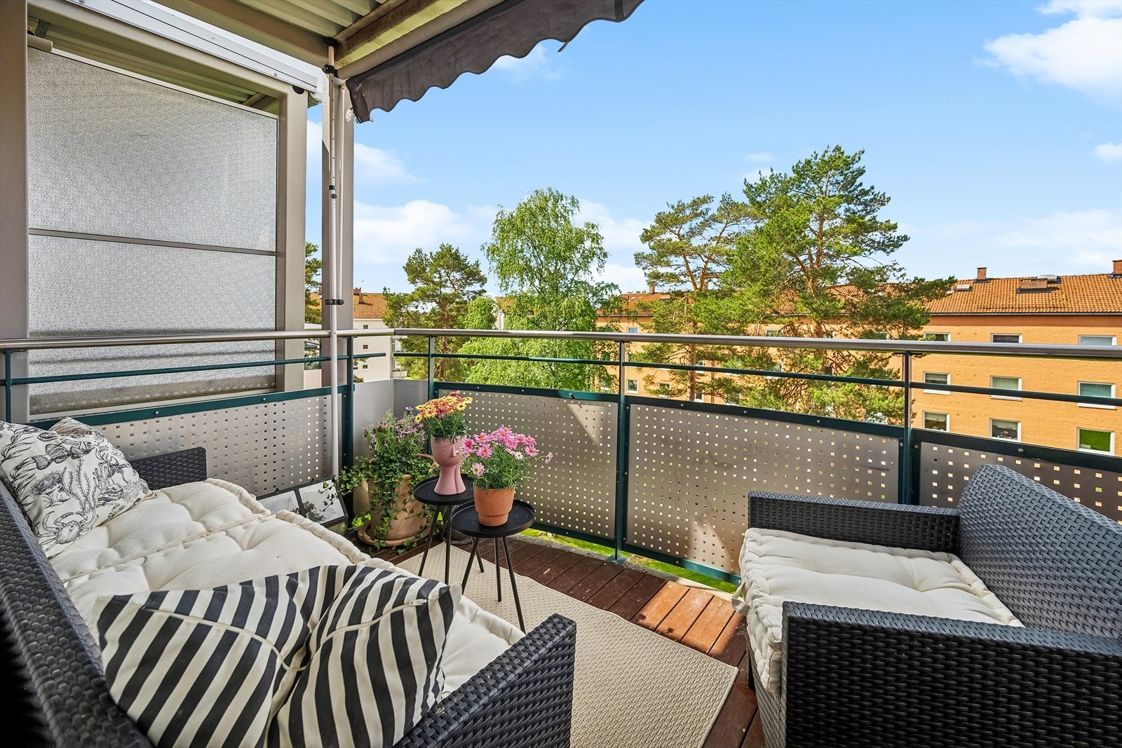 Fra stuen er det utgang til en høyt beliggende vestvendt balkong. Solen kommer fra ca. 12.00 til solnedgang midtsommer i følge selger. Markise for skjerming. Galleribilde