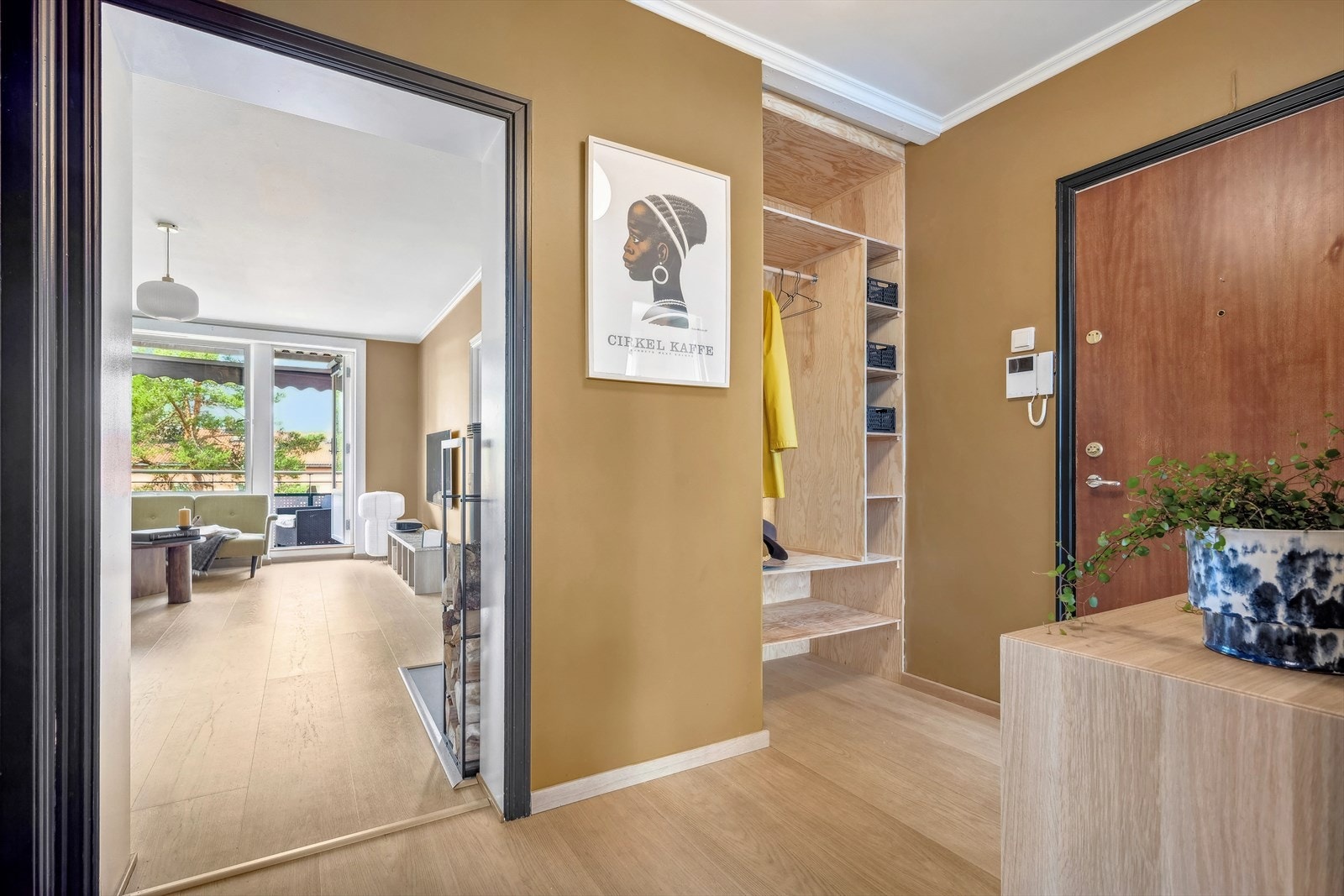 Innbydende entre med nyere callinganlegg utstyrt med kamera. Enkel tilgang til loftsboden i etasjen over på 7m²( Gulvareal på 15m²) for ytterligere oppbevaring. Galleribilde