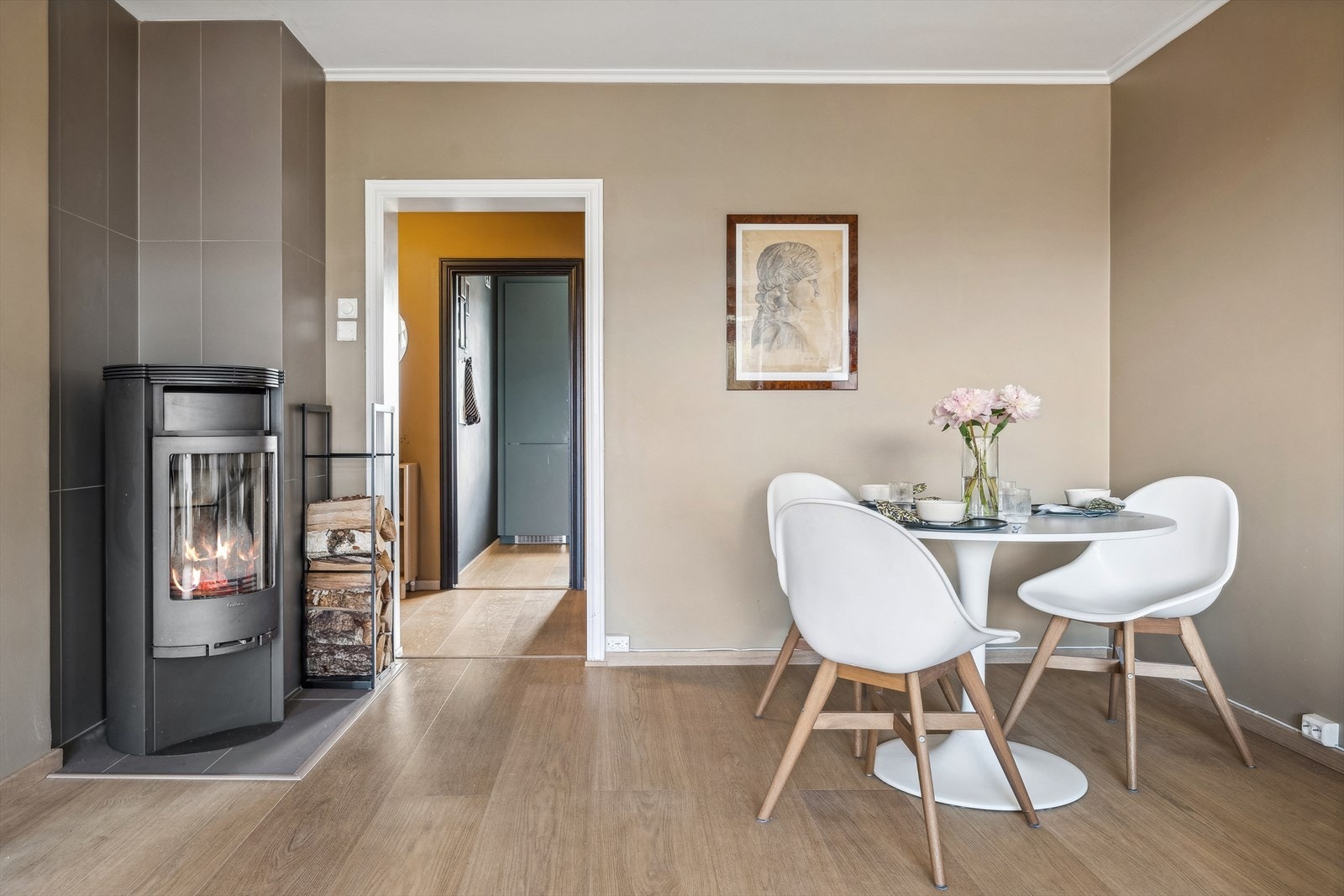 Her er det plass til spisestue og stor sofa med tilhørende tv-møblement. Galleribilde