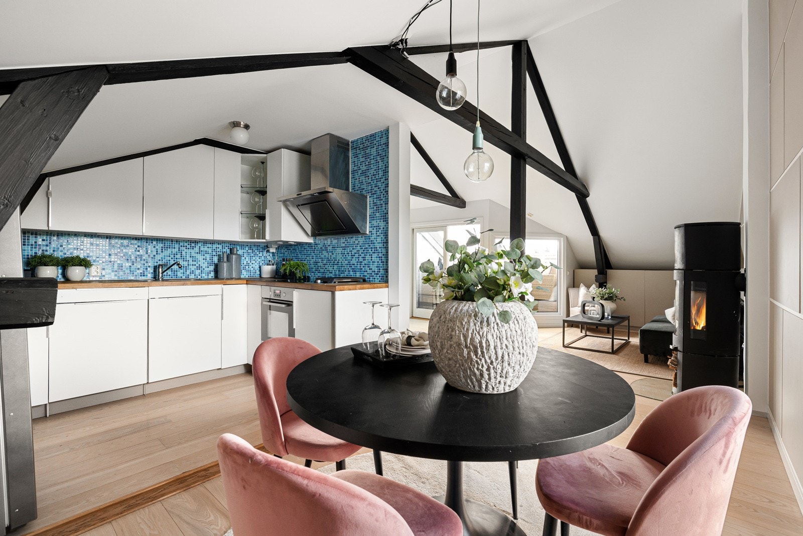 Romslig kjøkken med spiseplass Galleribilde