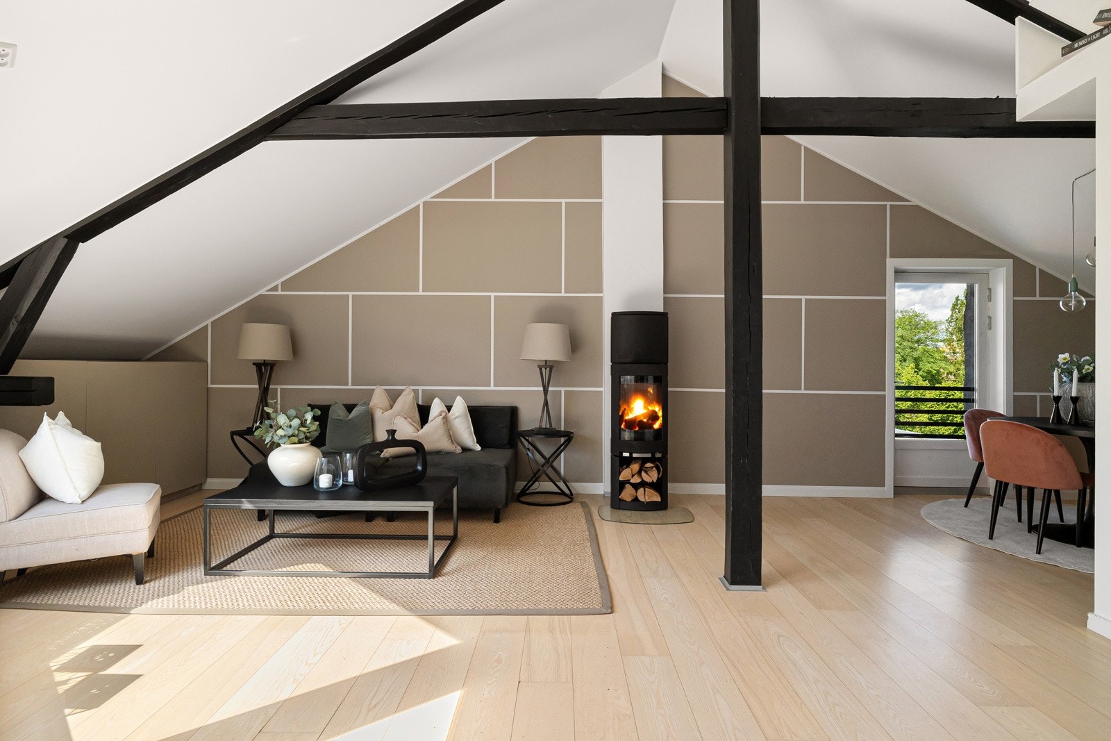 Pipeløp i stue med peisovn Galleribilde