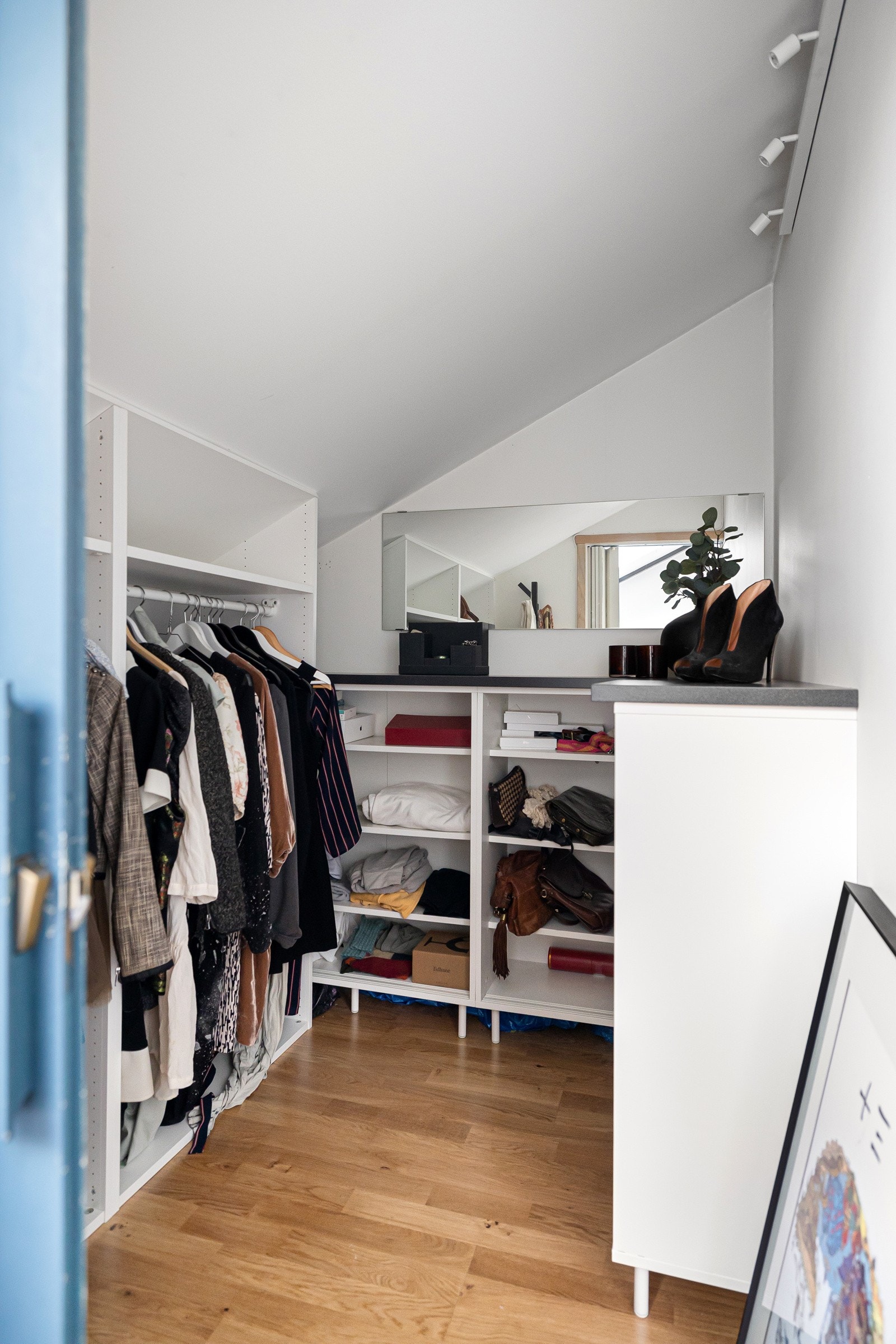 Garderobe i tilknytning til hovedsoverom Galleribilde