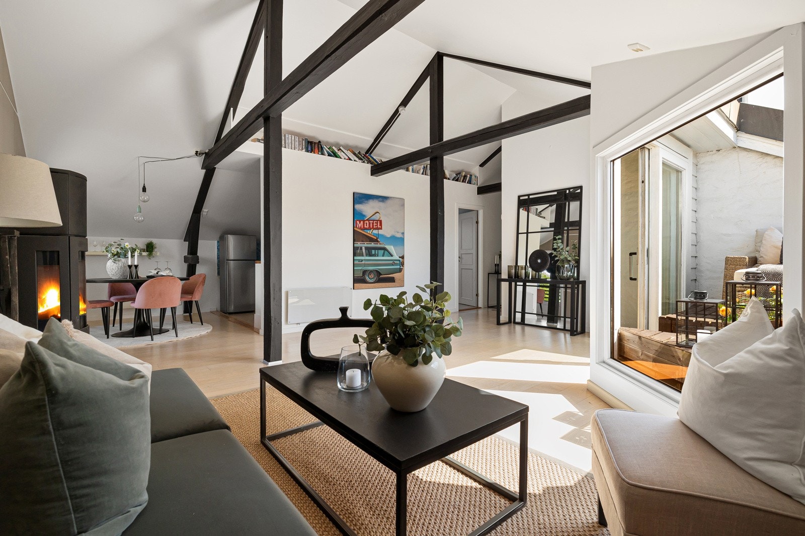 Romslig og behagelig stue med mye lys og takhøyde opp til 3.7 m. Galleribilde