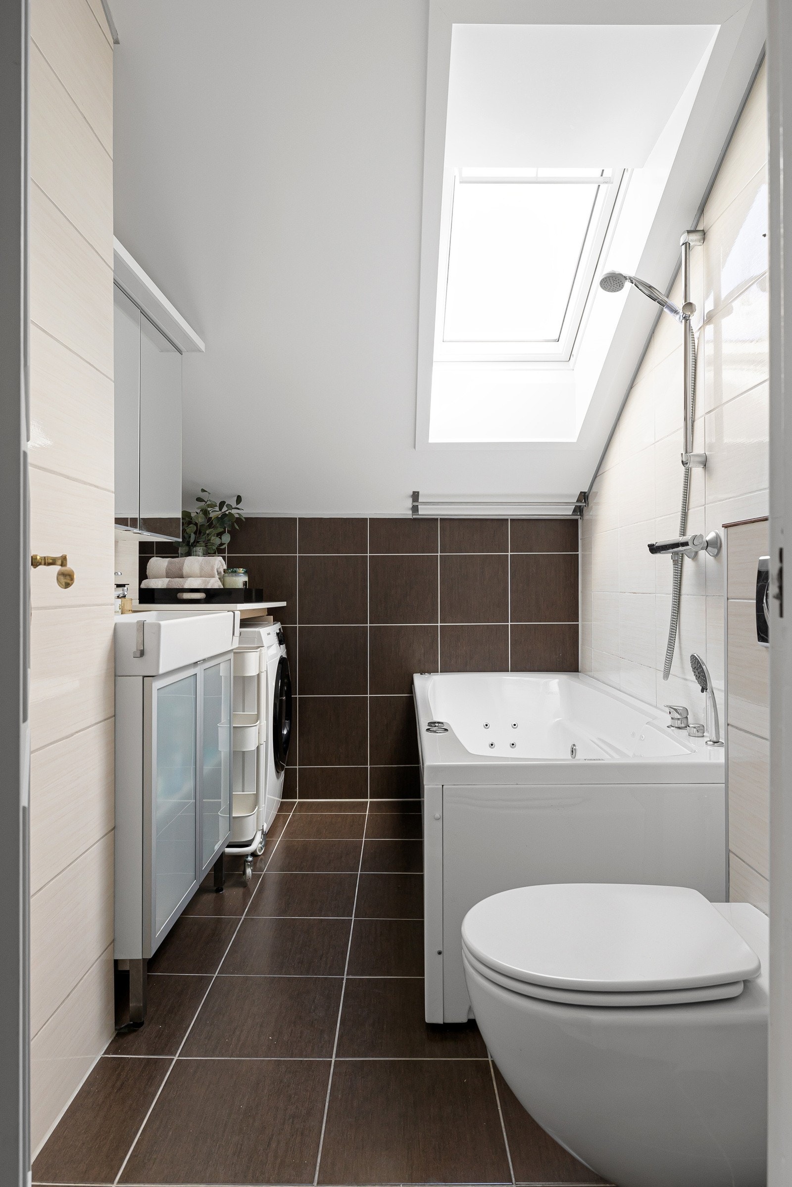 Delikat og flislagt baderom som byr på boblekar med vannmassasje Galleribilde