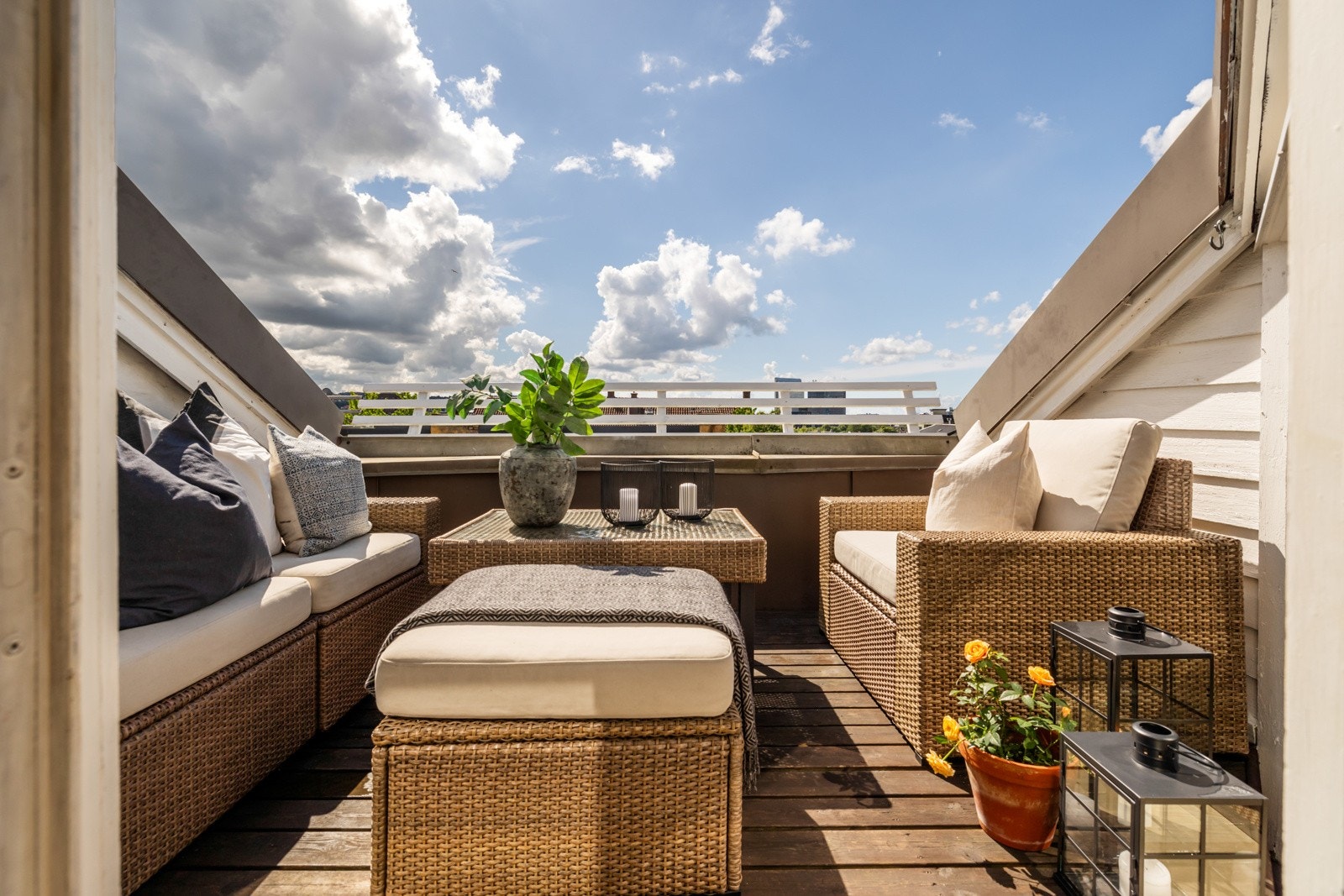 Lys og meget hyggelig 3-roms loftsleilighet med solrik, privat takterrasse og utsyn over byens tak Galleribilde