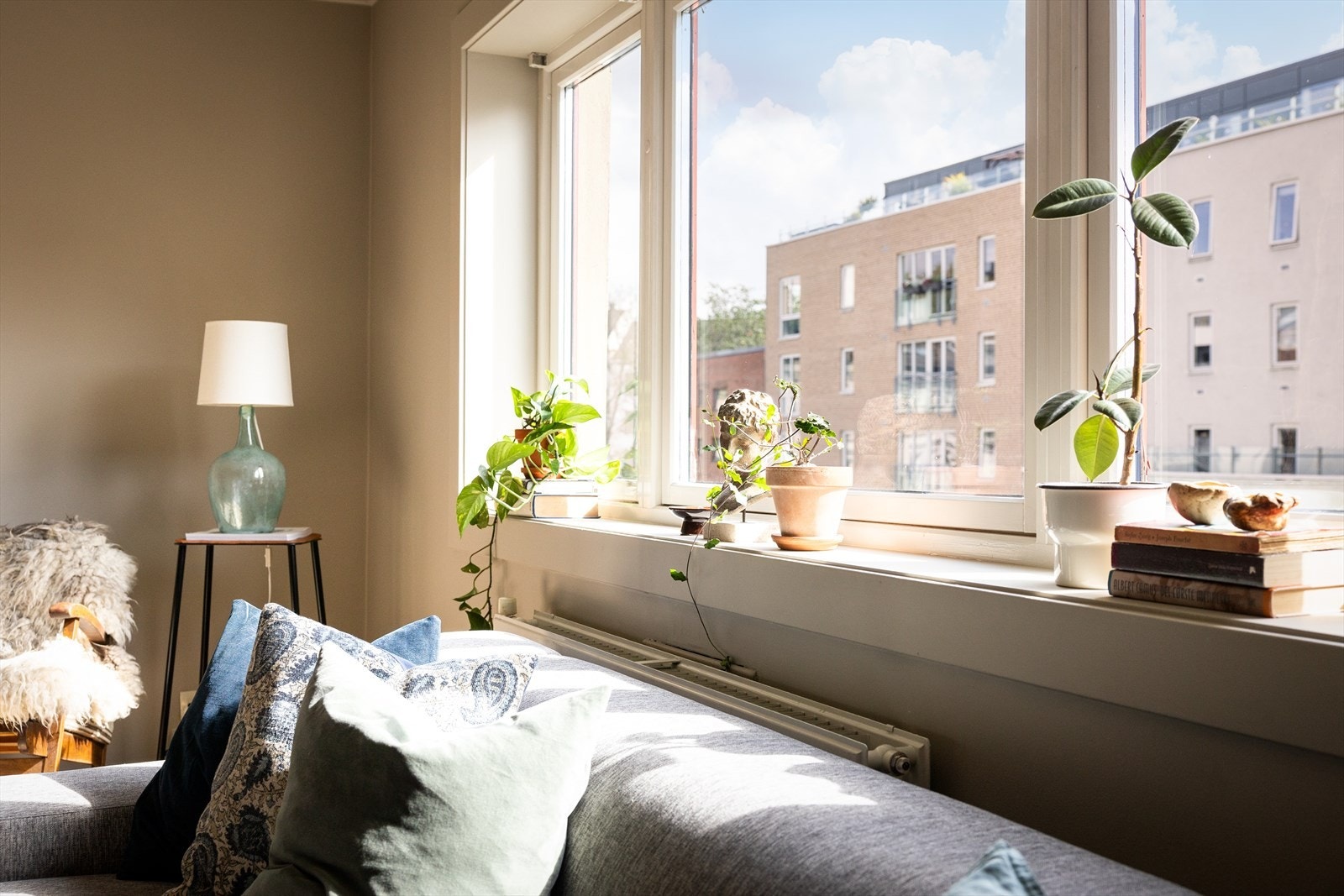 Stuen er leilighetens naturlige oppholdsrom og byr på god romfordeling med store vindusflater som gir rikelig med lys, og gir en herlig, luftig følelse. Galleribilde
