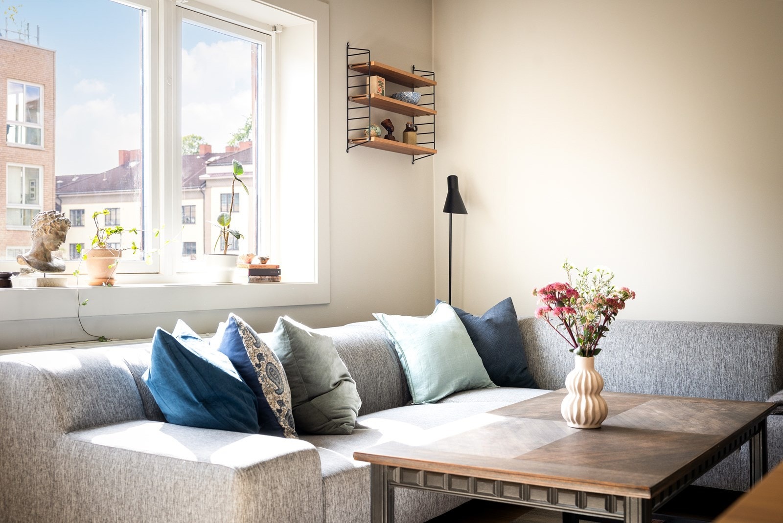Her er det godt med plass til en flott sofagruppe med tilhørende møblement. Galleribilde