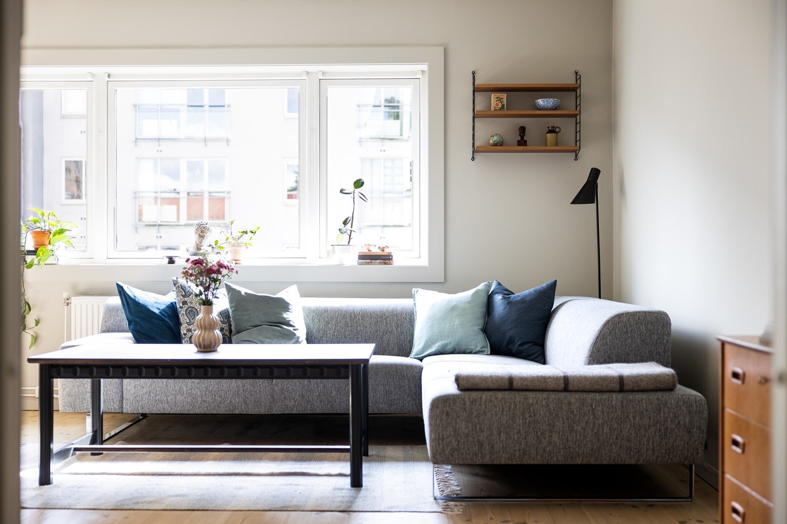 Innvendig fremstår leiligheten som meget innbydende med tidsmessige farge- og materialvalg, samt god standard. Galleribilde