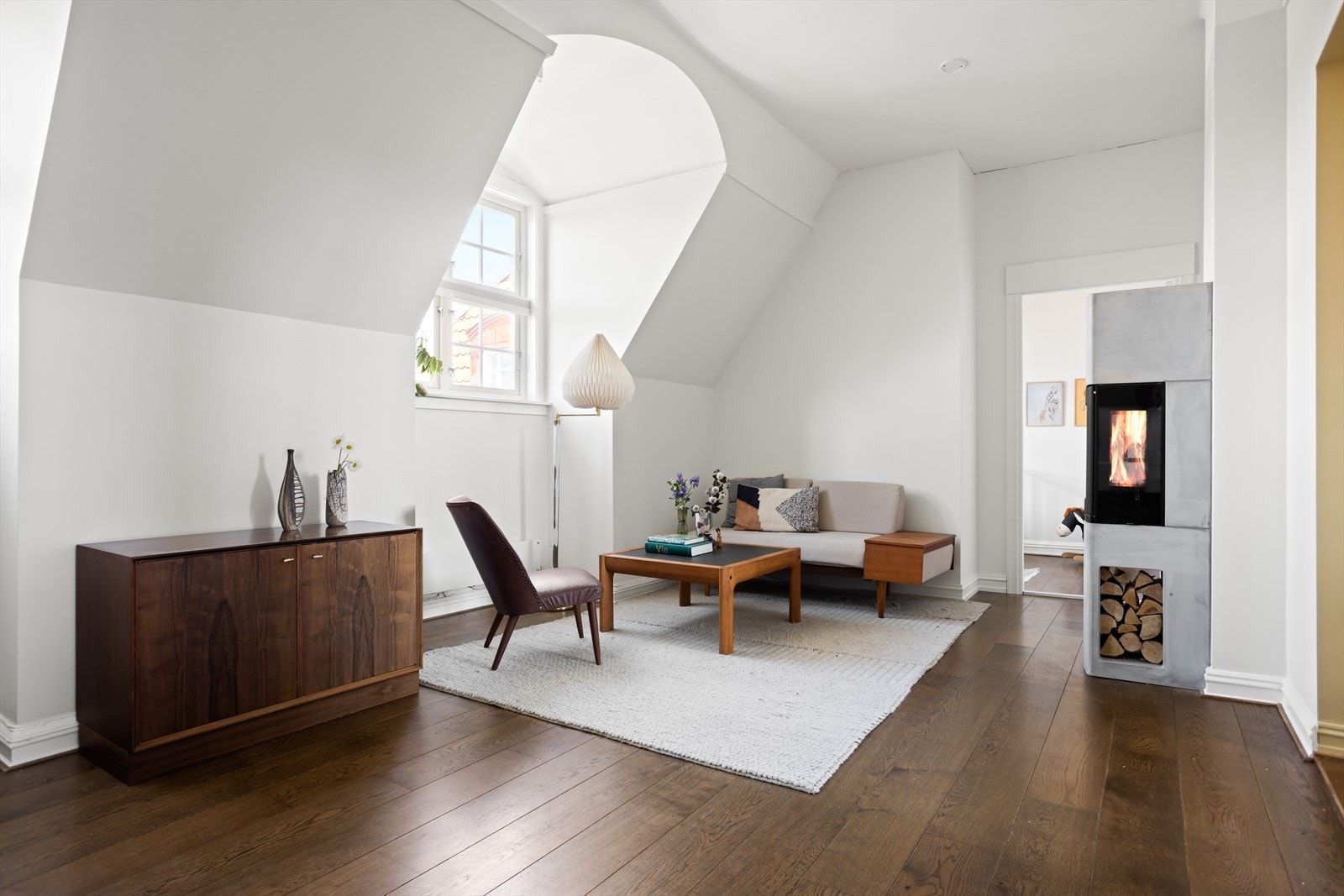 Leiligheten oppleves svært lys og luftig med store vindusflater som slipper inn rikelig med naturlig sollys. Galleribilde