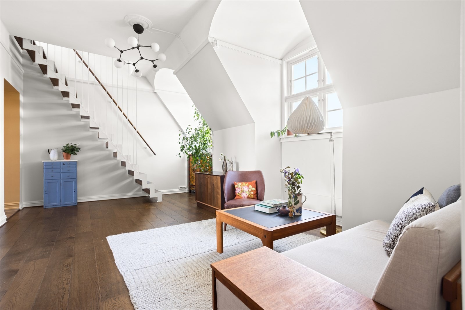 Overflatene i stuen er lysmalte med enstavs eikeparkett på gulvet. Galleribilde