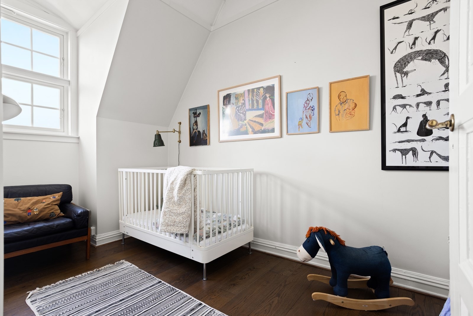 Leiligheten har to soverom i samme etasje som ligger i fin tilknytning til hverandre. Galleribilde