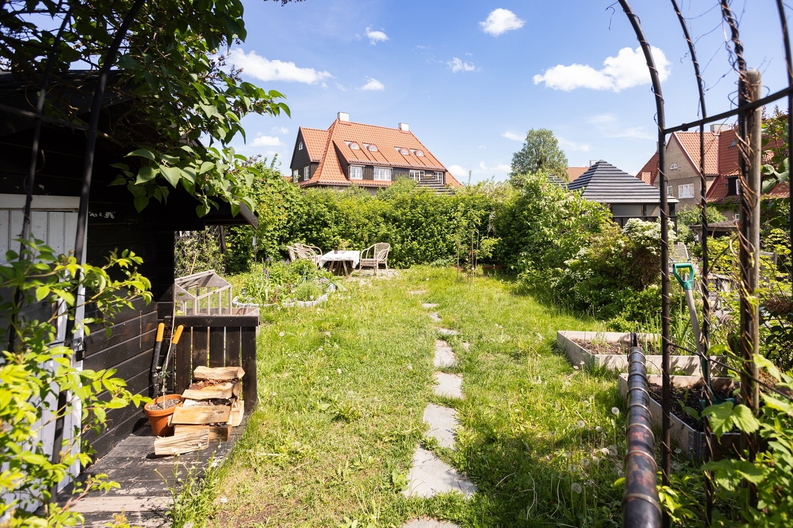 En nydelig leilighet med enkel tilgang til egen hageparsell som ligger skjermet og solrikt til. Galleribilde