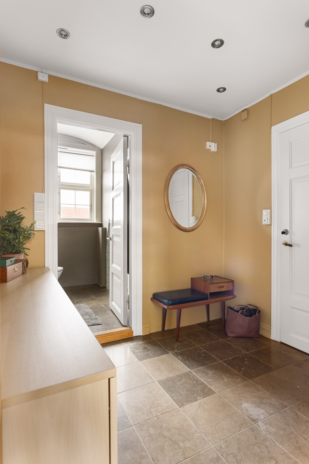 Badet ligger fint tilbaketrukket fra oppholdsrommene og i en praktisk tilknytning til entréen. Galleribilde