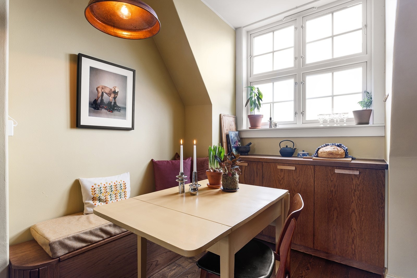 Det er i tillegg en hyggelig plass for spisebord også på kjøkkenet - perfekt for de enklere måltid. Galleribilde