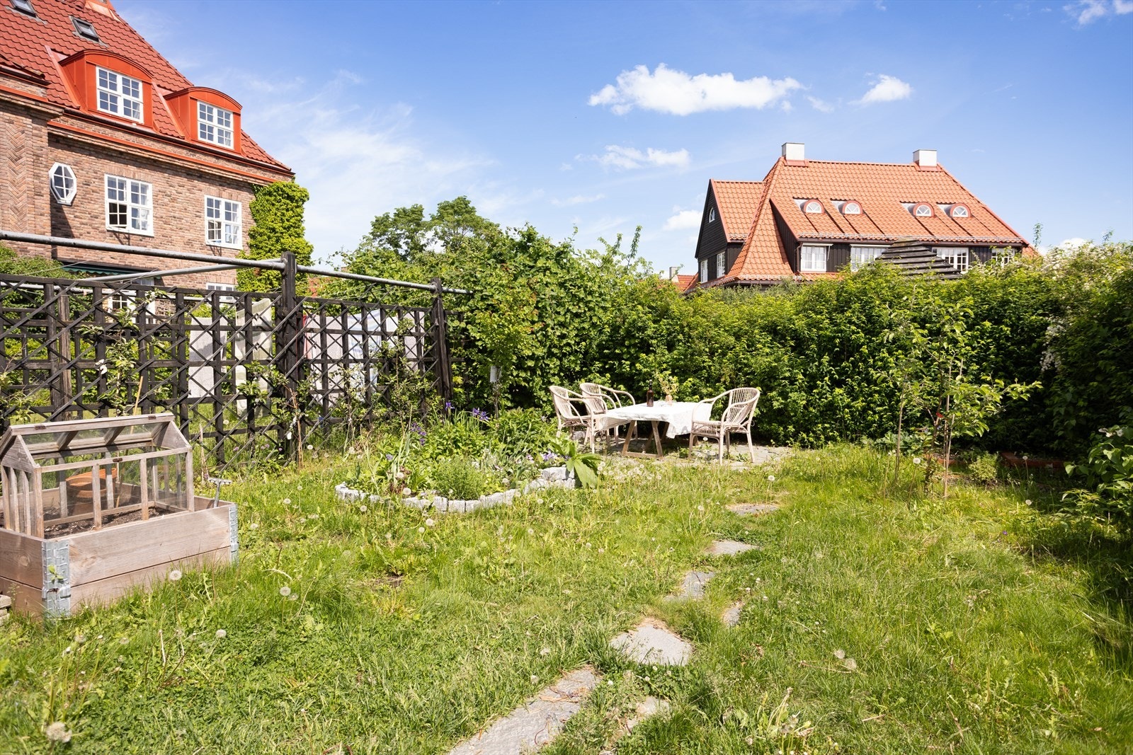 Hageparsellen utgjør en frodig og idyllisk oase som er til stor glede for både store og små hele året rundt. Galleribilde