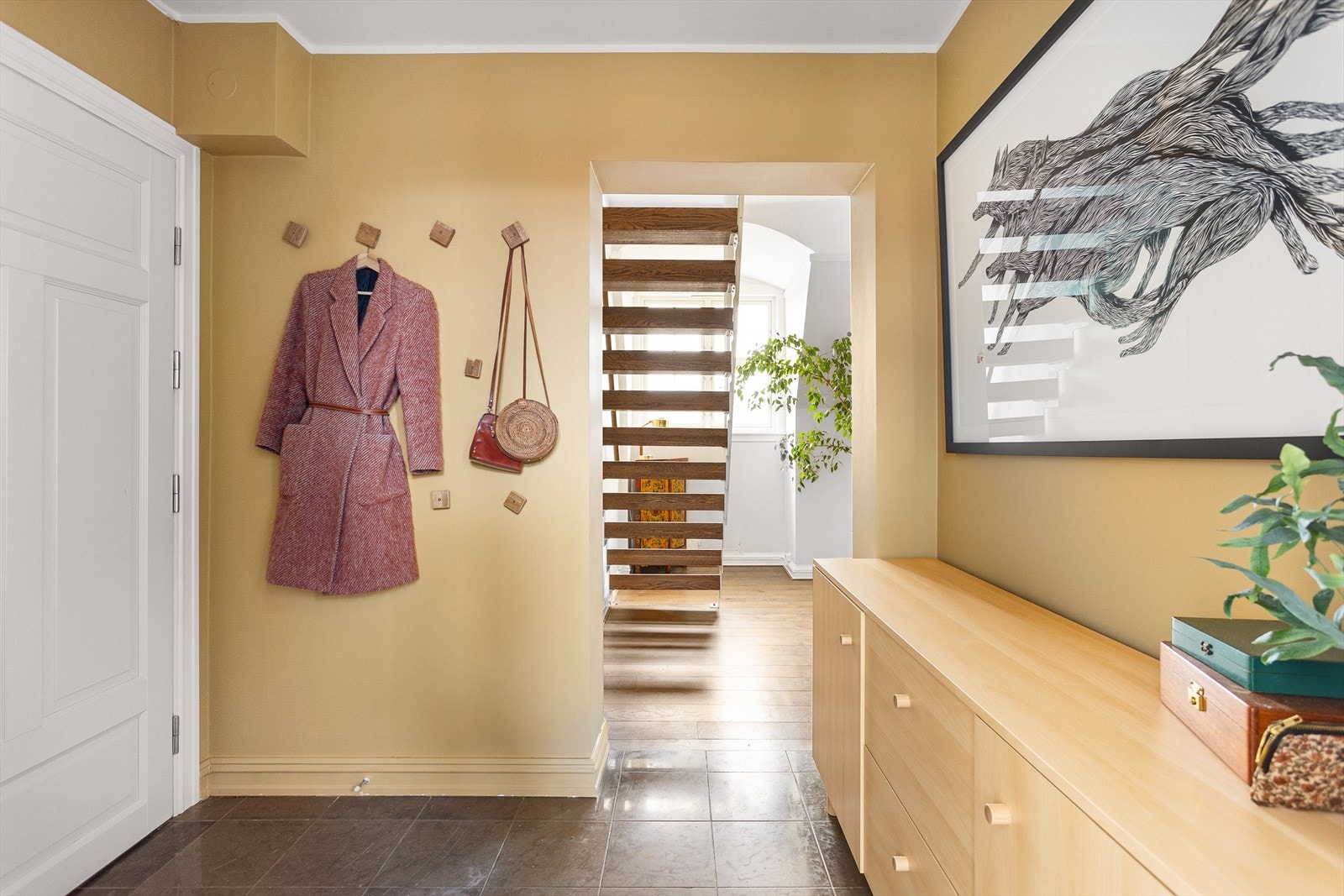 Entréen er lys og hyggelig med plass til oppbevaring av sko og yttertøy. Det er ekstra lagringsplass i kjellerbod på 5 m². Galleribilde