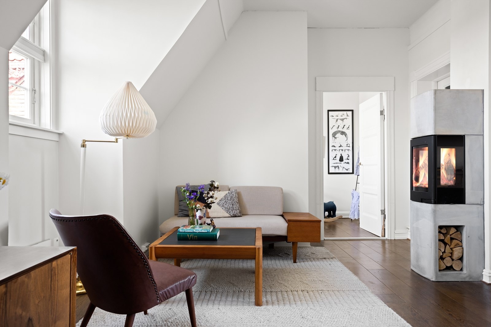 Stuen har en flott og stemningsfull peisovn som både kan nytes fra spiseplassen og sofakroken. Galleribilde