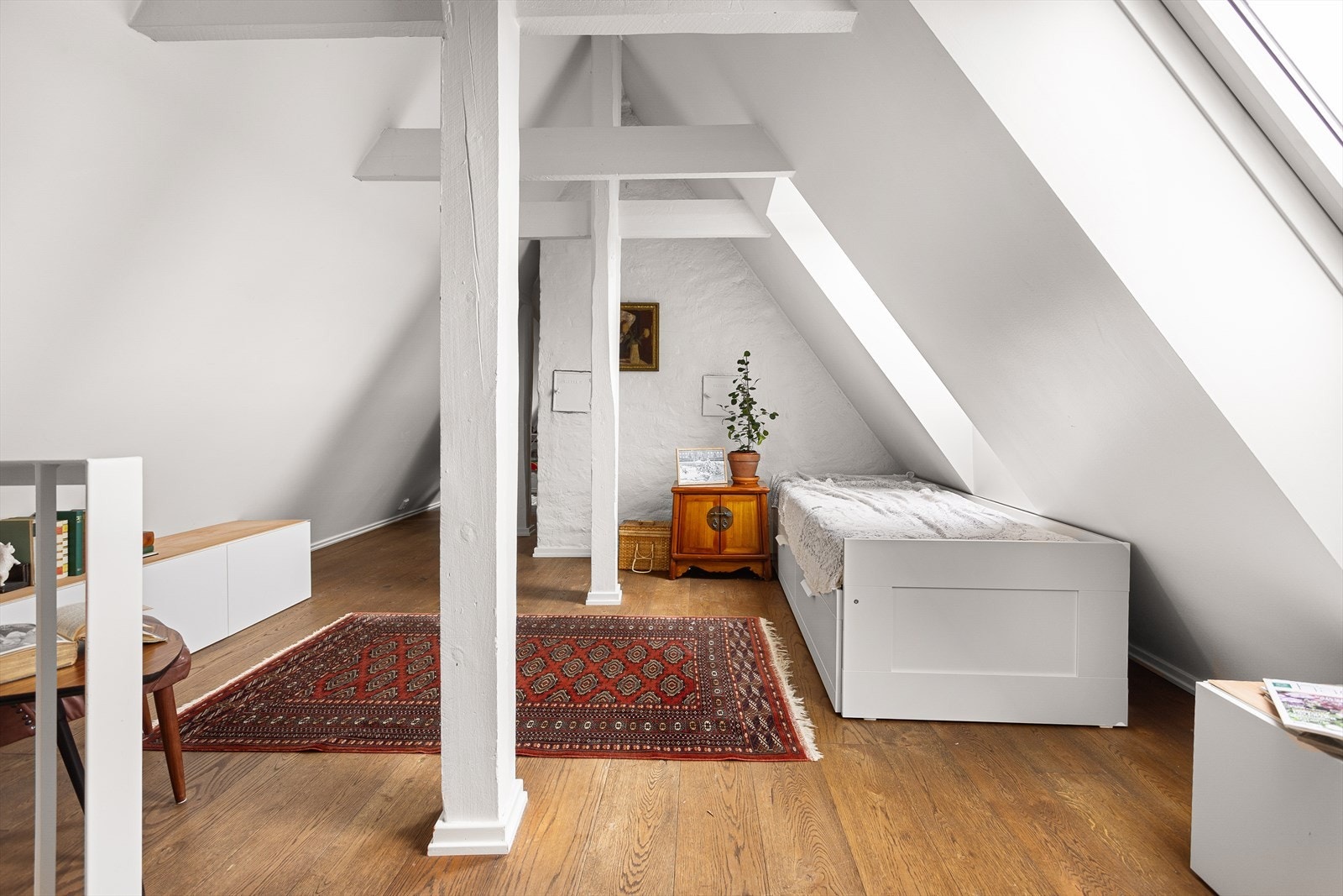 I dag er etasjen innredet med blant annet kontorløsning, lekeplass og seng. Galleribilde