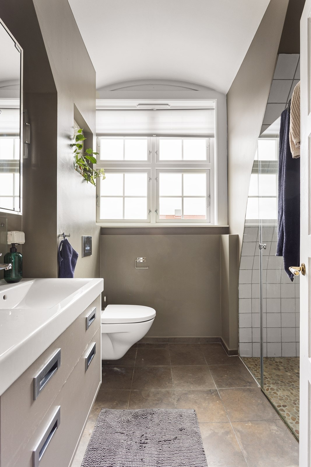 Badet er fra 2008, og er utstyrt med vegghengt wc, servant med skuffer under og dusj i hjørne med glassvegg/dør. Galleribilde