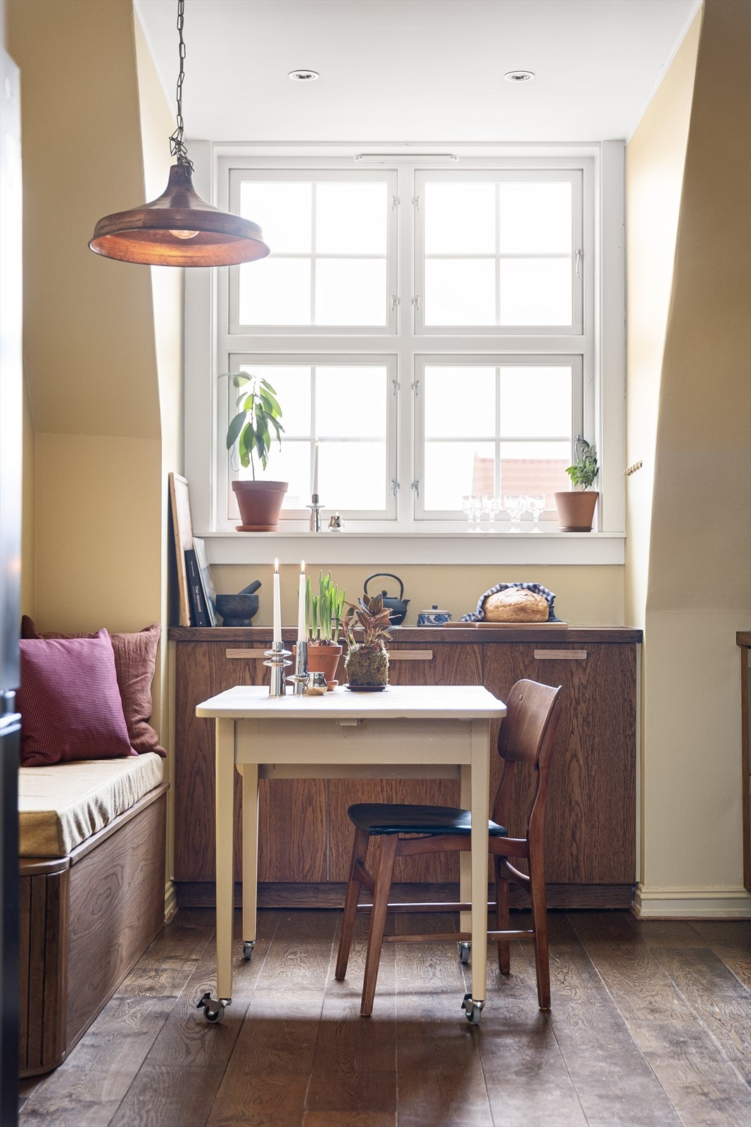 Kjøkkenet er praktisk utformet med både skap- og benkeplass til matlagingen. Galleribilde