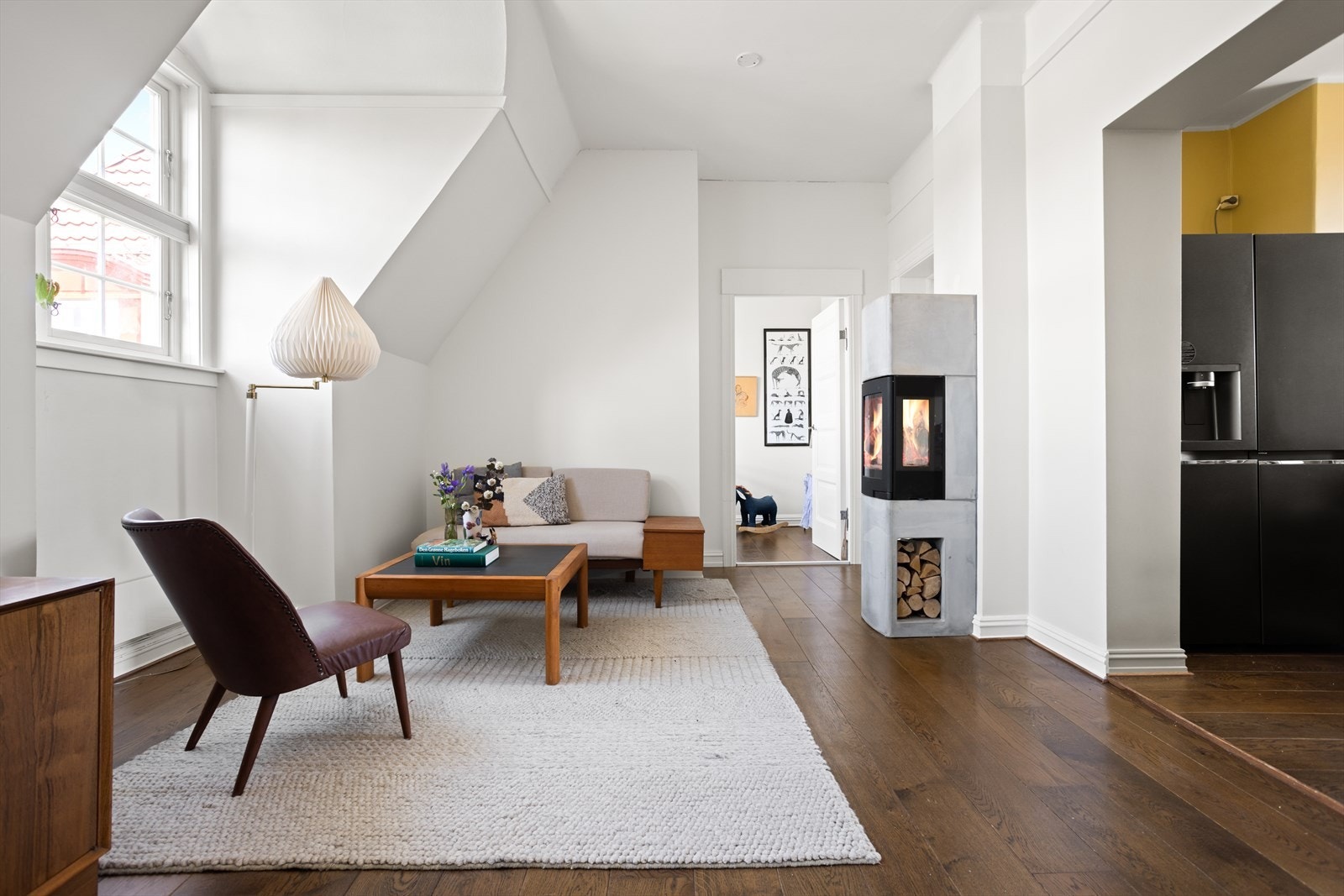 Leiligheten ligger høyt og fint til i byggets 3.etasje med utbygget loft, og har en god innvendig plan- og romløsning. Galleribilde