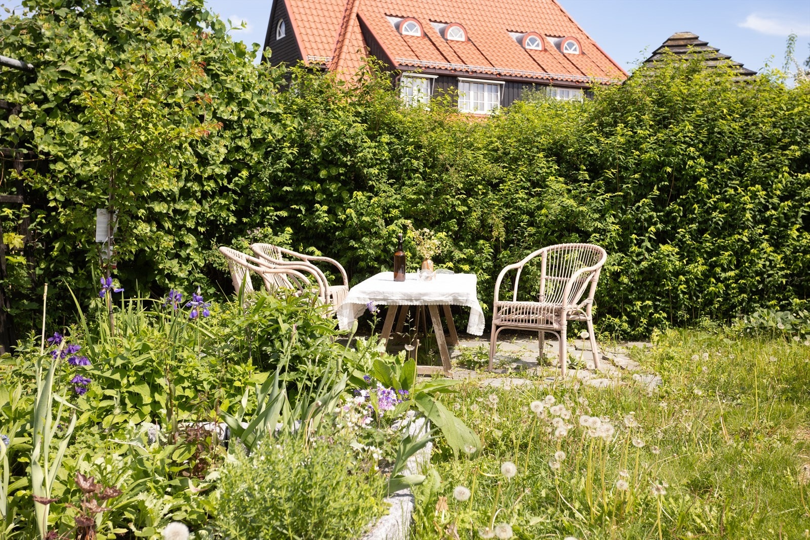 Her er det god plass til flere soner og diverse utemøblement. Et herlig sted å tilbringe lange, solfylte sommerdager. Galleribilde