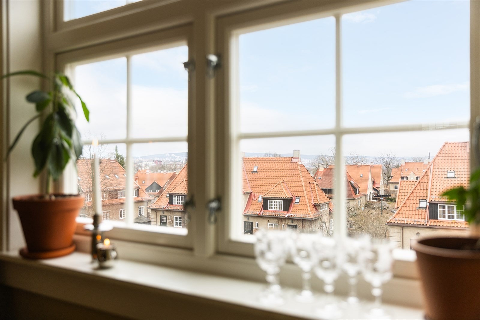 Fra kjøkkenet har man fantastisk utsyn til nabolaget og Grefsenkollen i den ene retningen, samt vakre Damplassen og Holmenkollen i den andre. Galleribilde