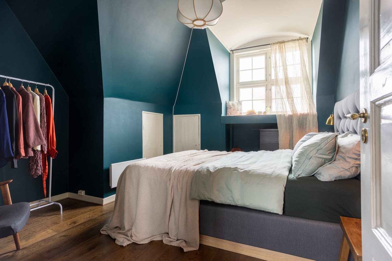 Hovedsoverommet er av god størrelse med plass til dobbeltseng med tilhørende møblement på hver side. Galleribilde