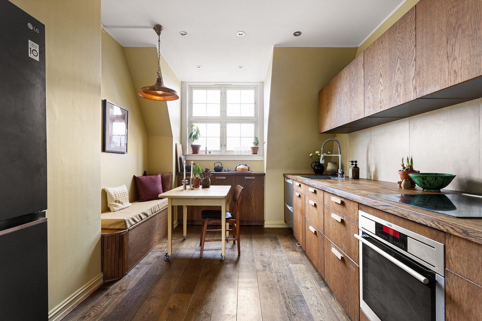 Kjøkkenet har en pen og tidløs innredning med nye kjøkkenfronter fra 2023. Galleribilde