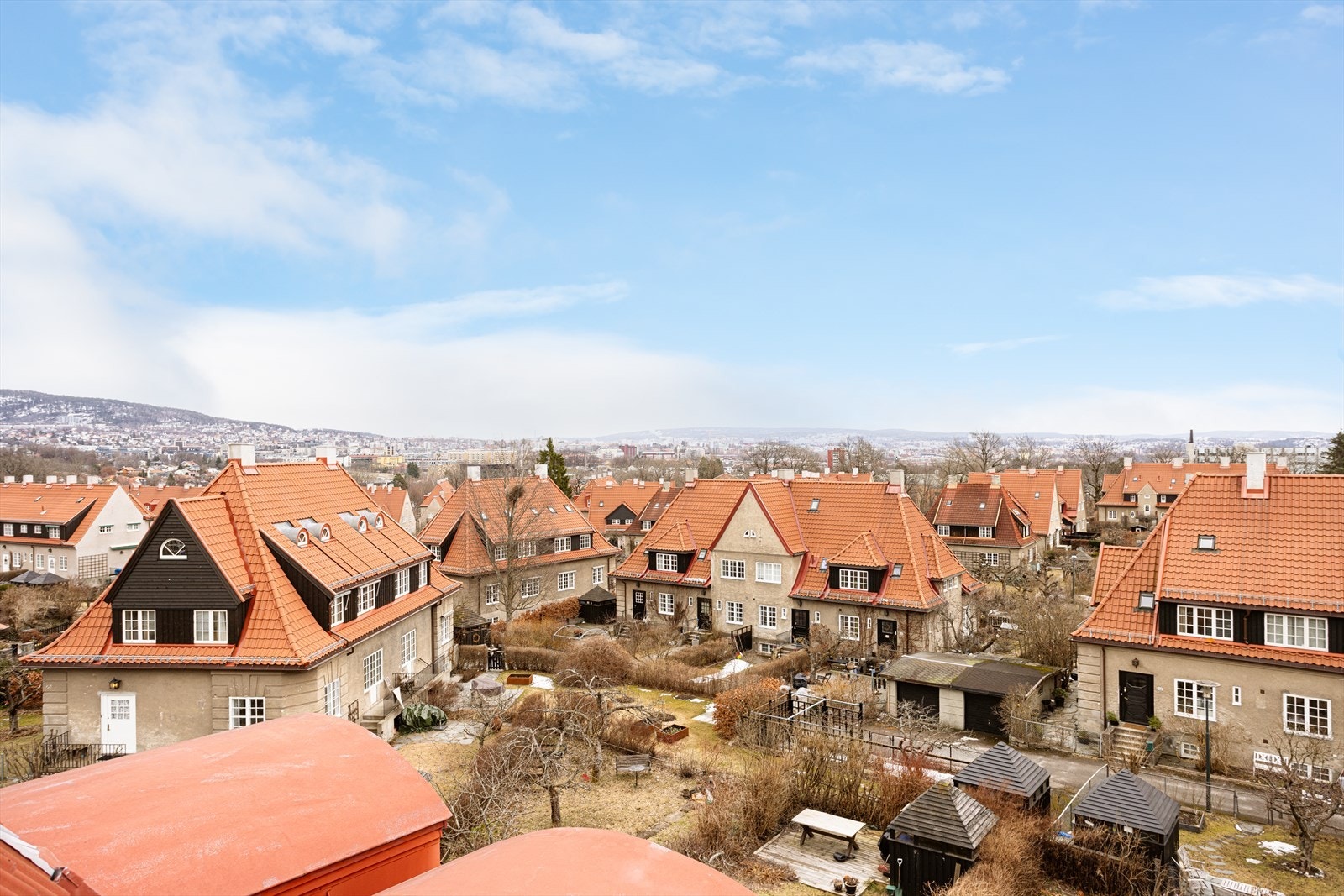 Også fra loftsetasjen har man fantastisk utsikt over både Oslo by, samt vakker hagebybebyggelse og frodige oaser. Galleribilde