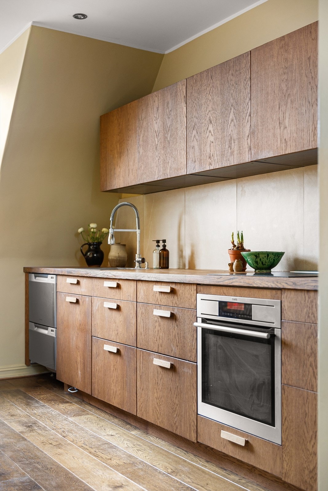 Innredningen består av heltre benkeplate, fliser over benk, kullfiltervifte i benkeventilator og nedfelt kum. Videre er det integrert komfyr, induksjon platetopp og to oppvaskmaskiner. Galleribilde