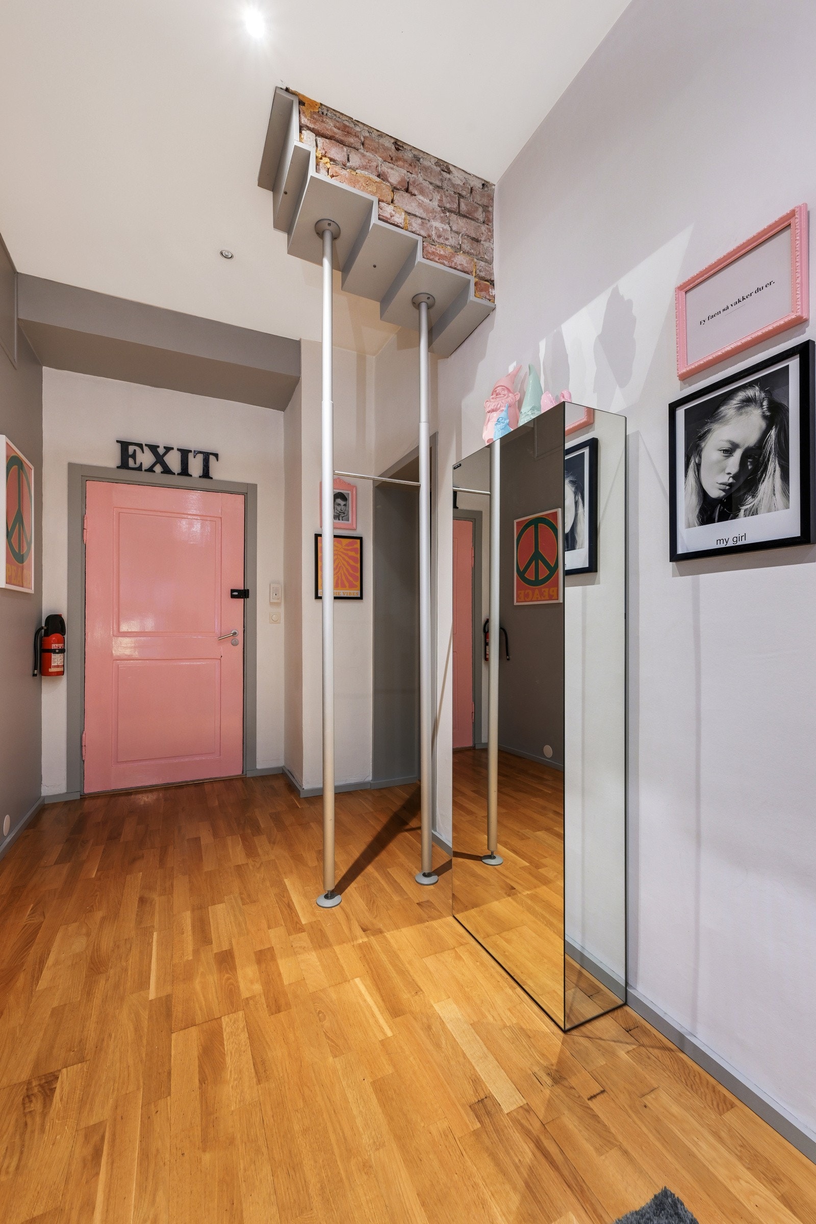 Det er en fin og romslig entrè med lyse farger og flott eikeparkett på gulv med lister i ulik størrelse. Galleribilde