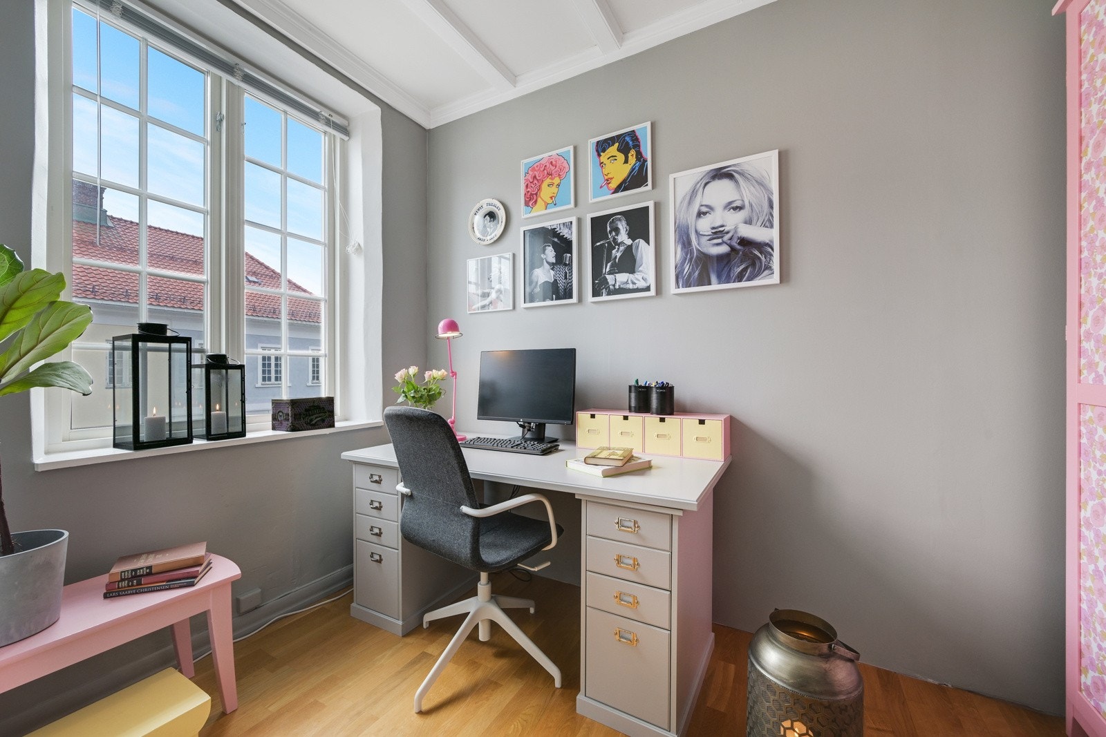 I hovedetasjen er det benyttet et kontor i trappeoppgangen til loftetasjen. Praktisk hjemmekontor Galleribilde