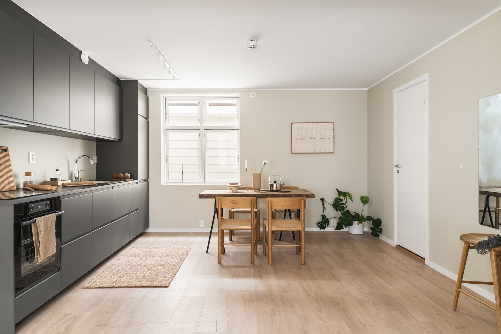 Kjøkkenets innredning er fra 2024 og levert av IKEA, med lekkert design og gode kvaliteter. Galleribilde