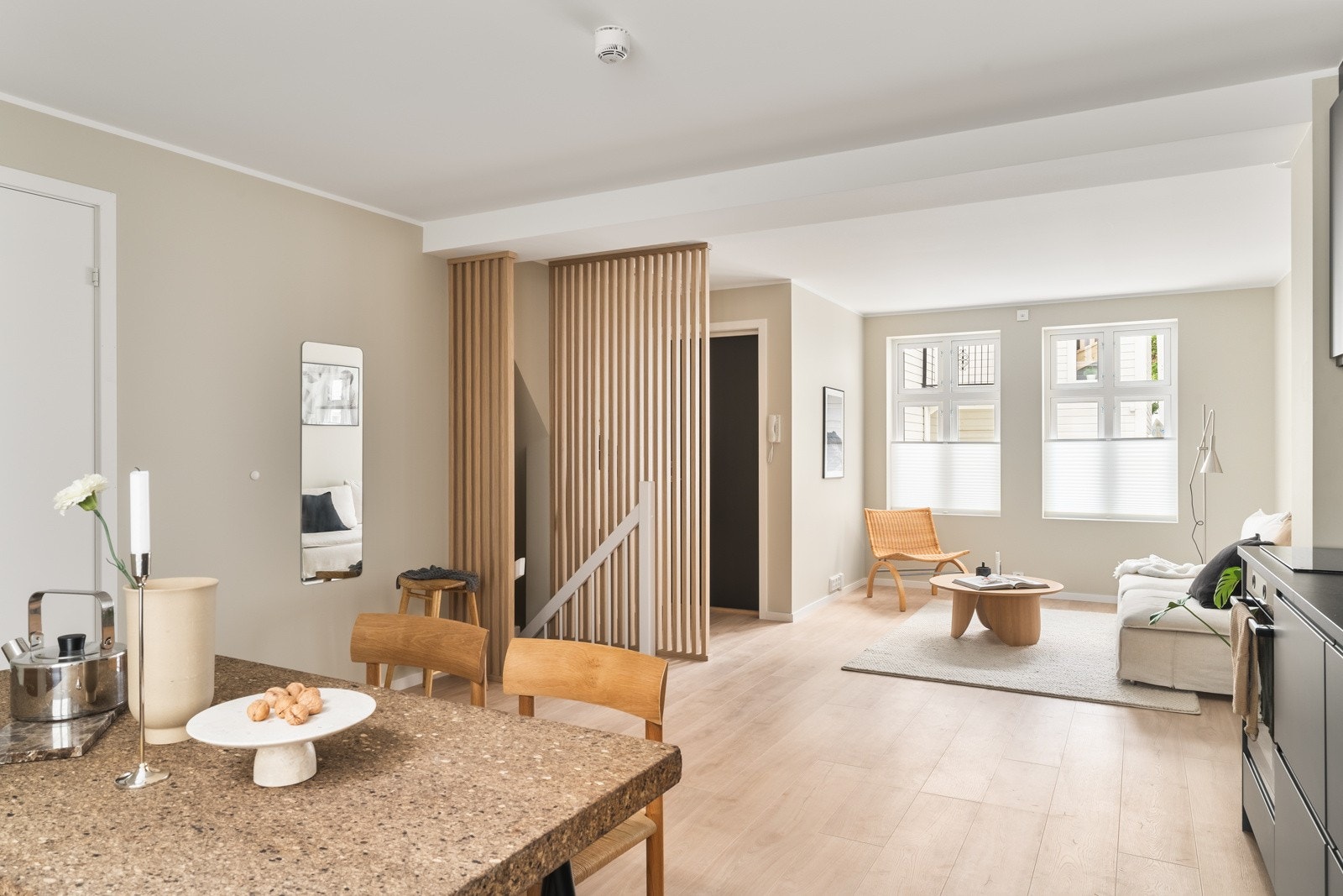 Tidsriktige fargekombinasjoner komplimenterer det lekre gulvet. Galleribilde