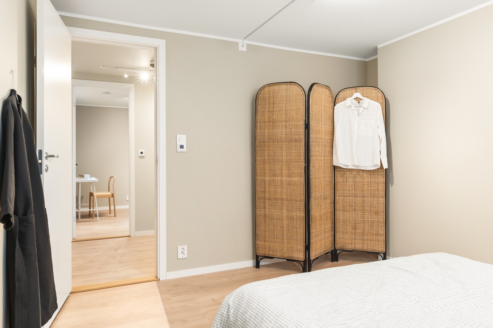 Her er det god plass til å innrede med dobbeltseng og garderobeløsning. Galleribilde