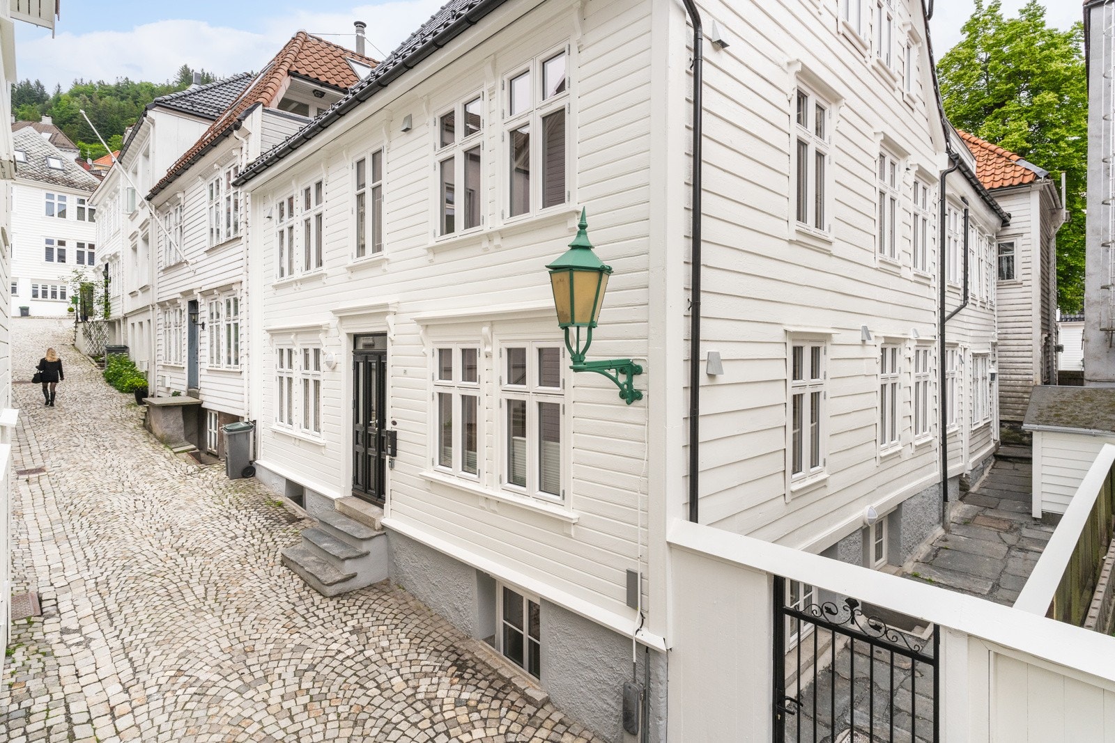 Dette er en lekker 3-roms leilighet over 2 plan som har blitt totaloppusset i 2024 hvor alt er tilrettelagt for en enkel hverdag. Galleribilde