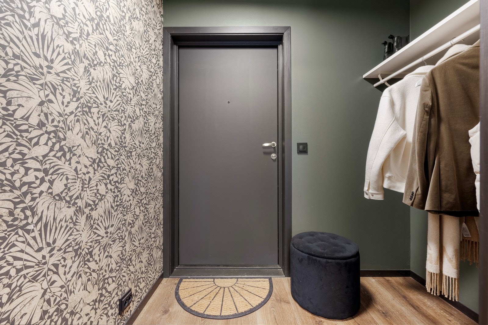 Vel inne blir vi ønsket velkommen i en stilfull entré som gir et utmerket førsteinntrykk og en god anelse av den gjennomførte, lekre stilen i leiligheten. Galleribilde