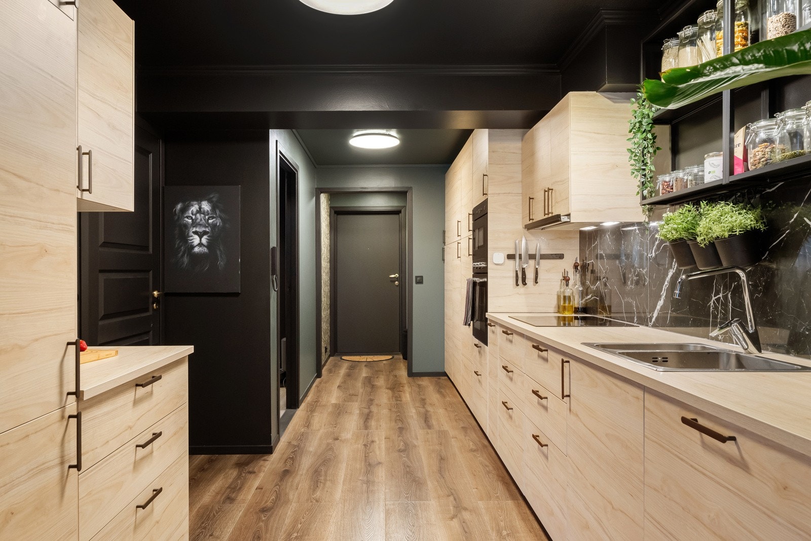 Kjøkkenet, som var nytt i 2020, har et lekkert og moderne design med gode benkeflater som innbyr til spennende kokkelering. Galleribilde