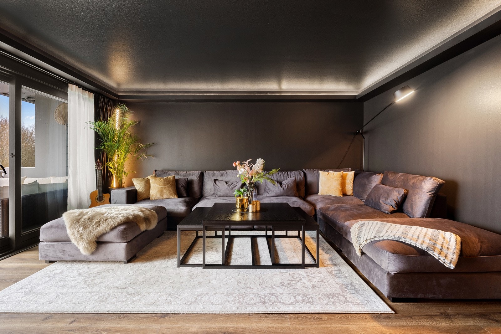 I overgangen til himlingen er det designbelysning i form av led-lister, og store vindusflater ut mot balkongen gir unik, naturlig lyssetting på dagtid. Galleribilde