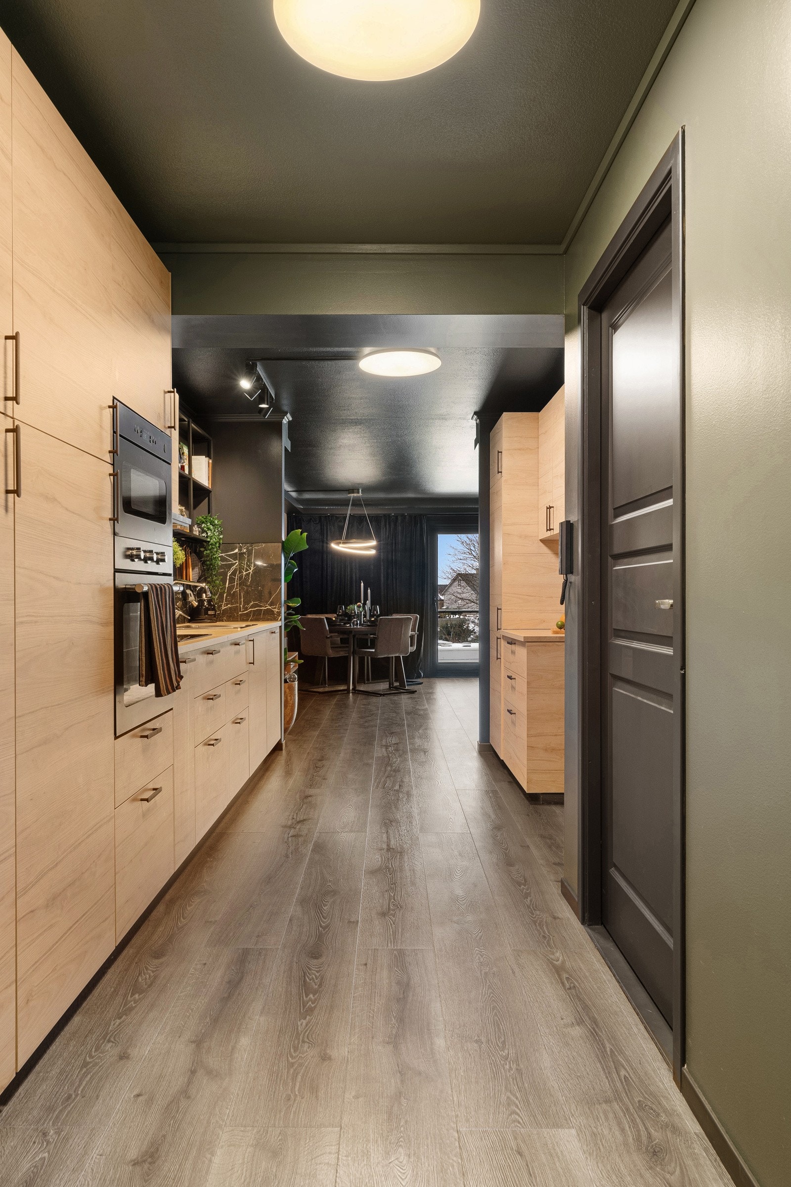 Alle hvitevarene på kjøkkenet er integrerte, og over kokesonen er det ventilator med avtrekk ut av bygningen. Galleribilde