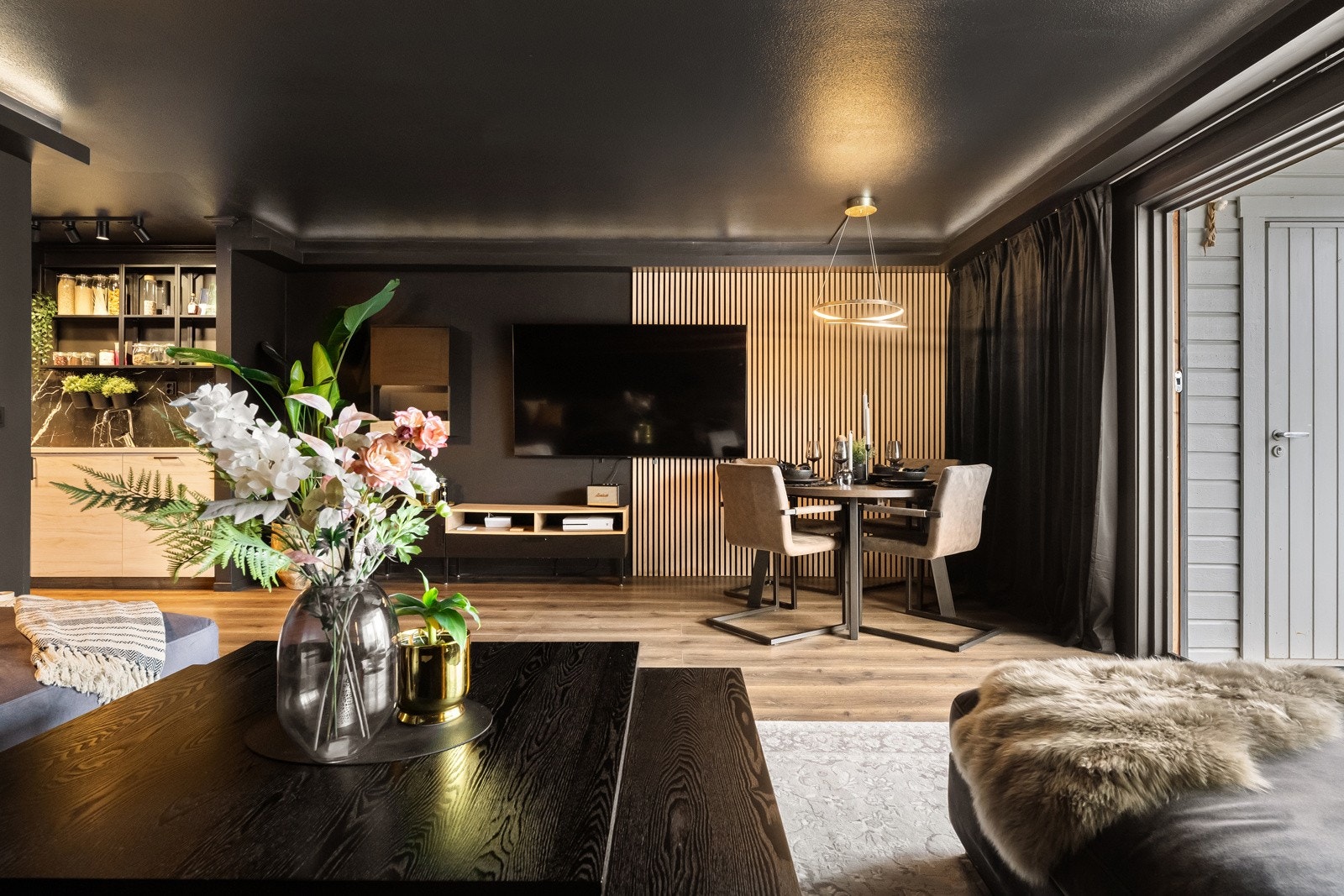 Møbler og interiør er nøye sammensatt og matcher stuen perfekt, og dette kan medfølge salget etter avtale om pris. Galleribilde