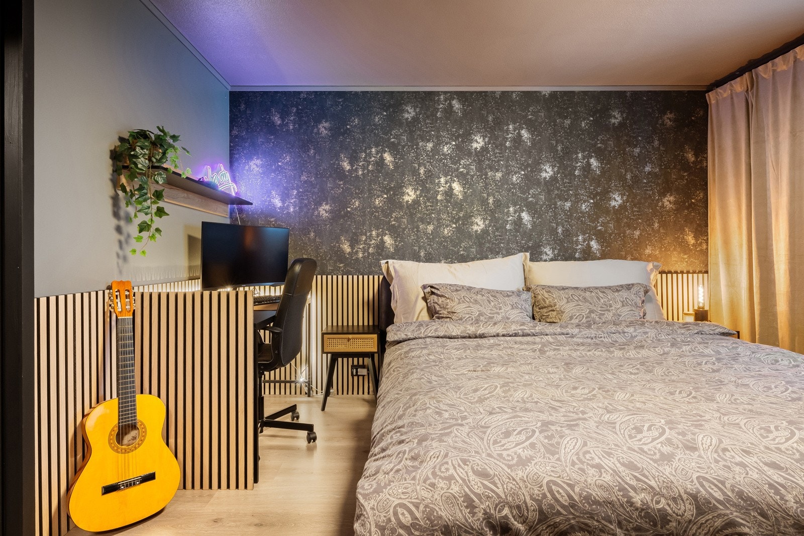 Her er veggene malt i en dus gråtone, og som lekker kontrast er én vegg tapetsert, mens nedre del av to vegger er kledd med tidsmessige eikespiler. Galleribilde