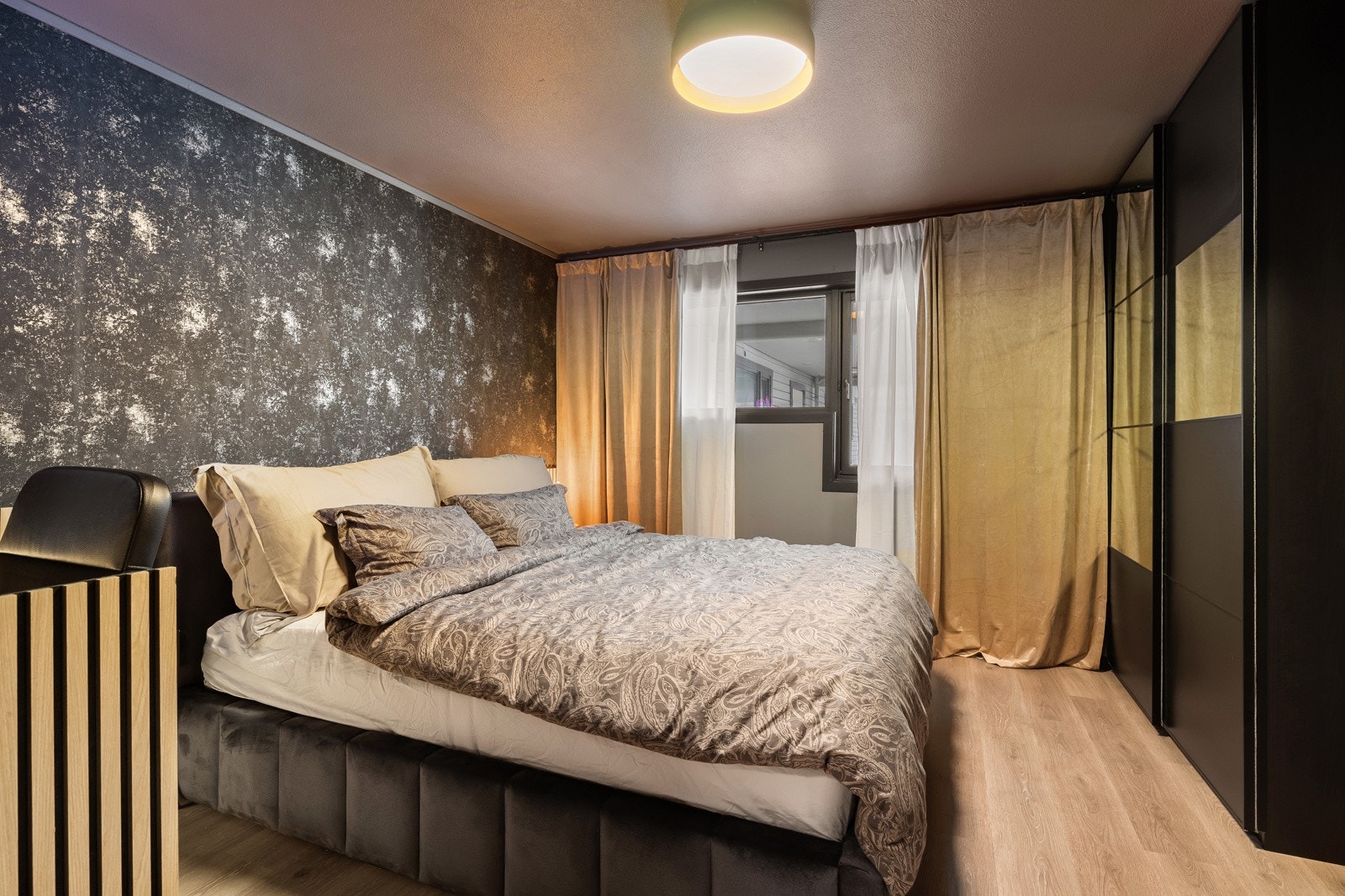 Soverommet er av god størrelse, og gir assosiasjoner til eksklusive hotellrom med smakfulle detaljer og lun stemning. Galleribilde