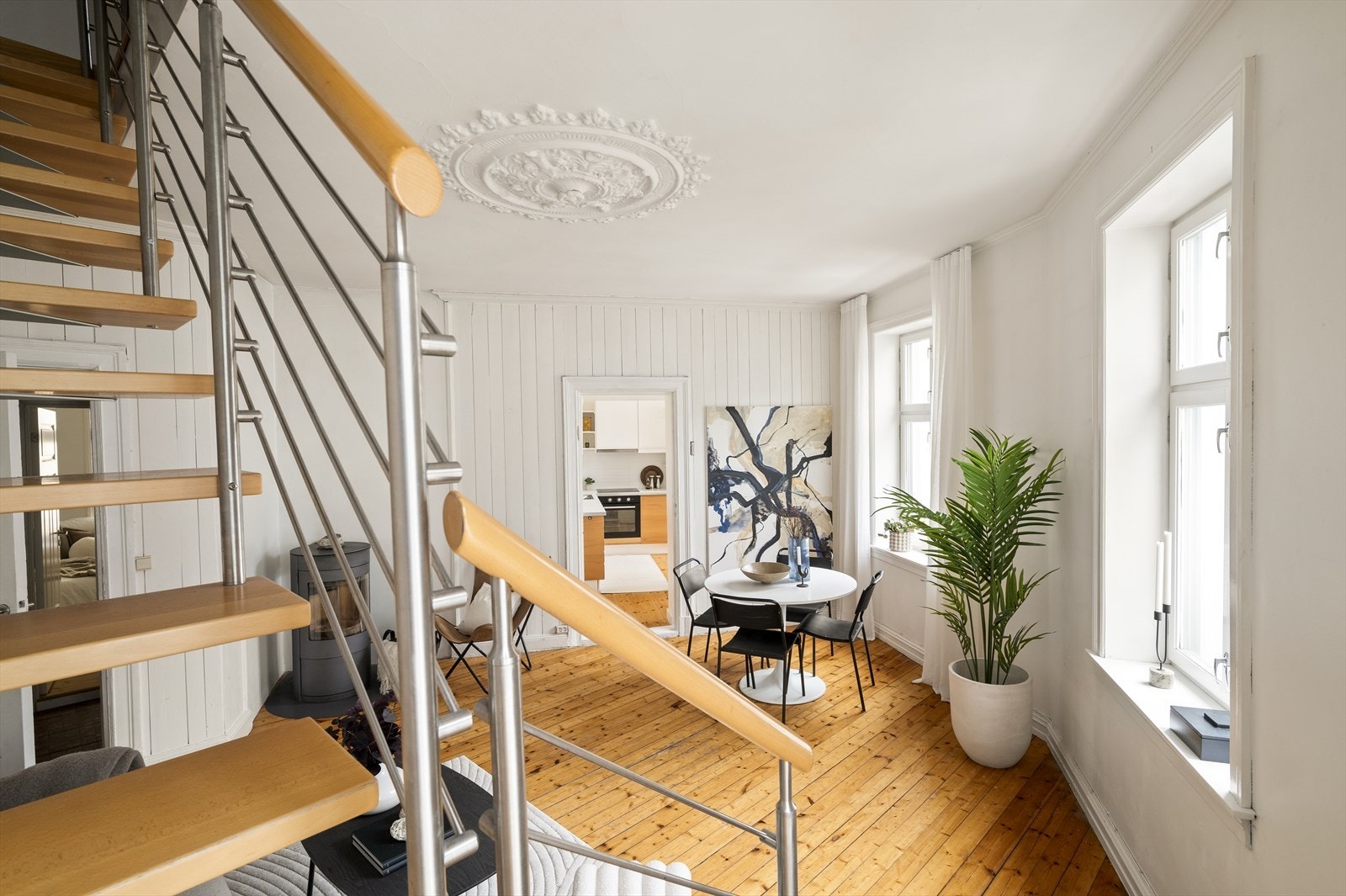 Plass til egen spisegruppe på kjøkken ved plassbygget sittebenk. I de varmere månedene av året har man et idyllisk utsyn fra de store trærne foran vinduene. Galleribilde