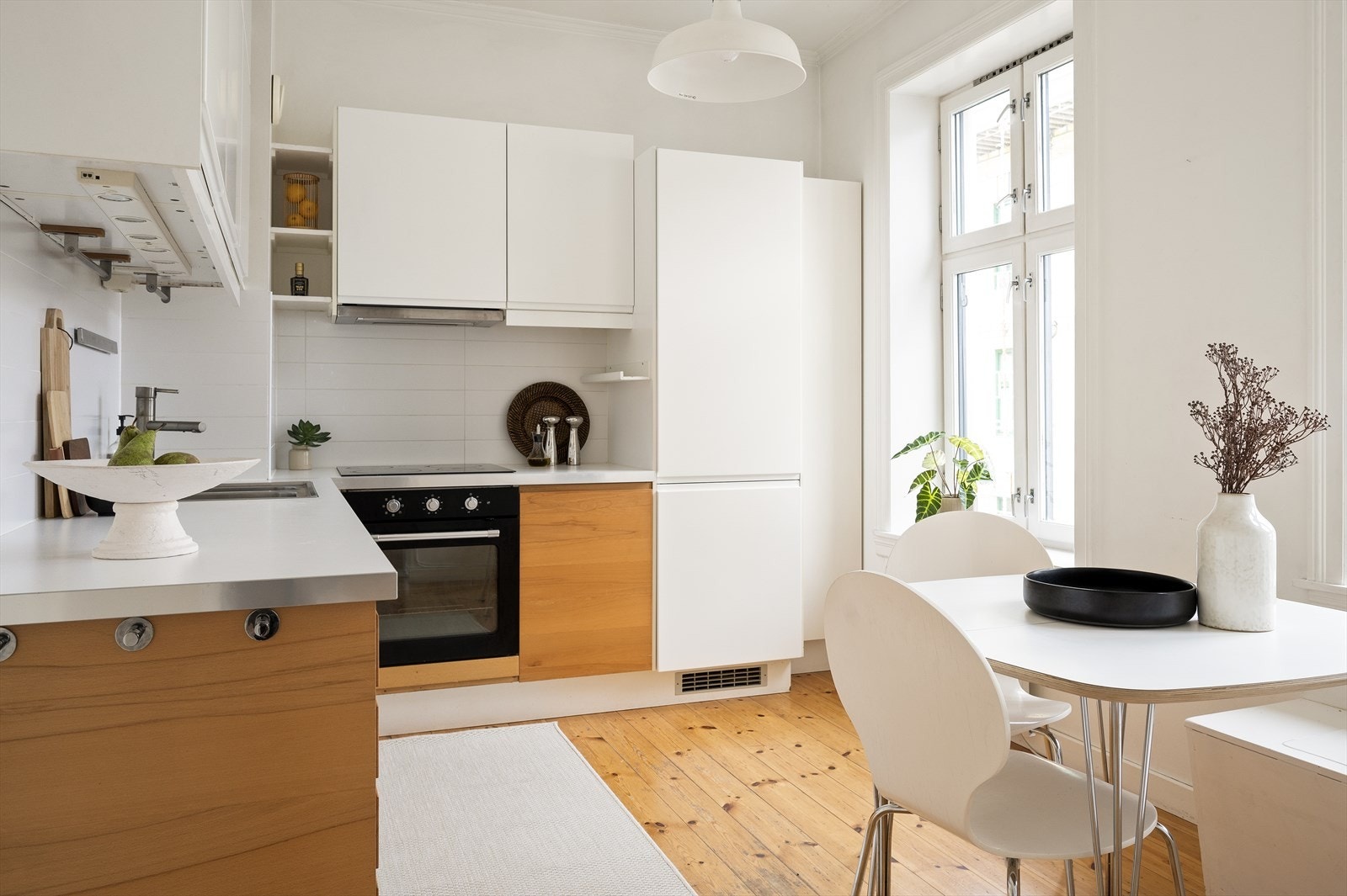 Romslig og velholdt kjøkken i separat løsning fra stue. Galleribilde