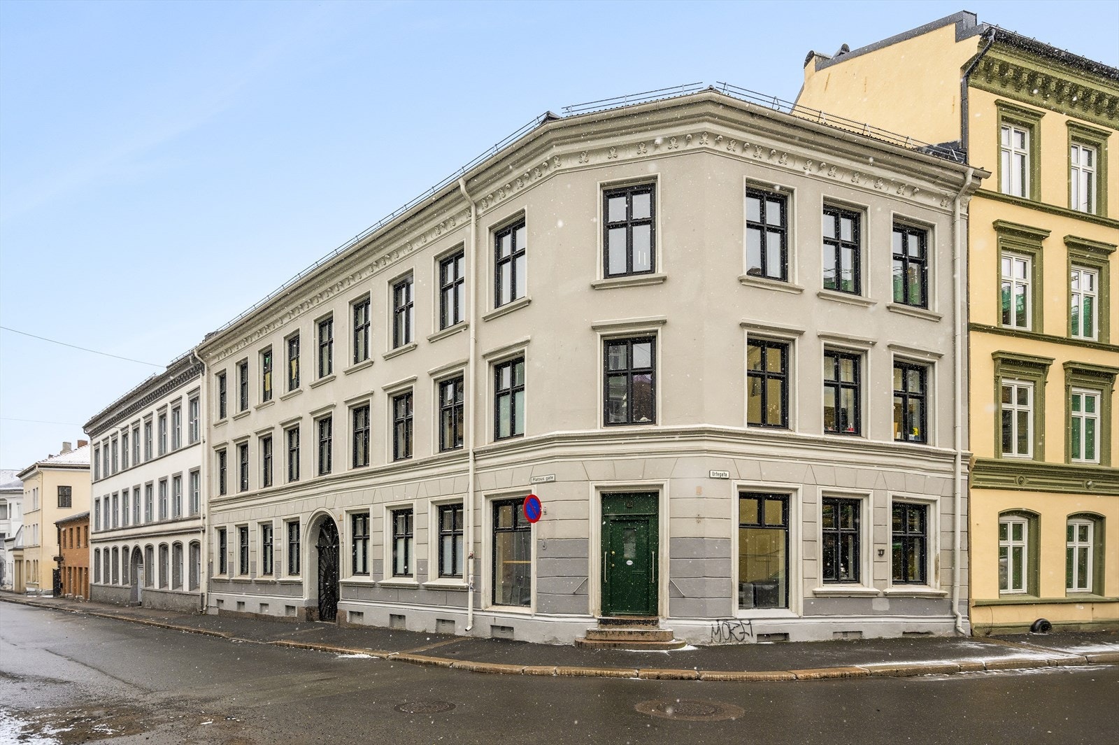 Platous gate 1A er en klassisk bygård i en rolig enveiskjørt gate. Velkommen! Galleribilde