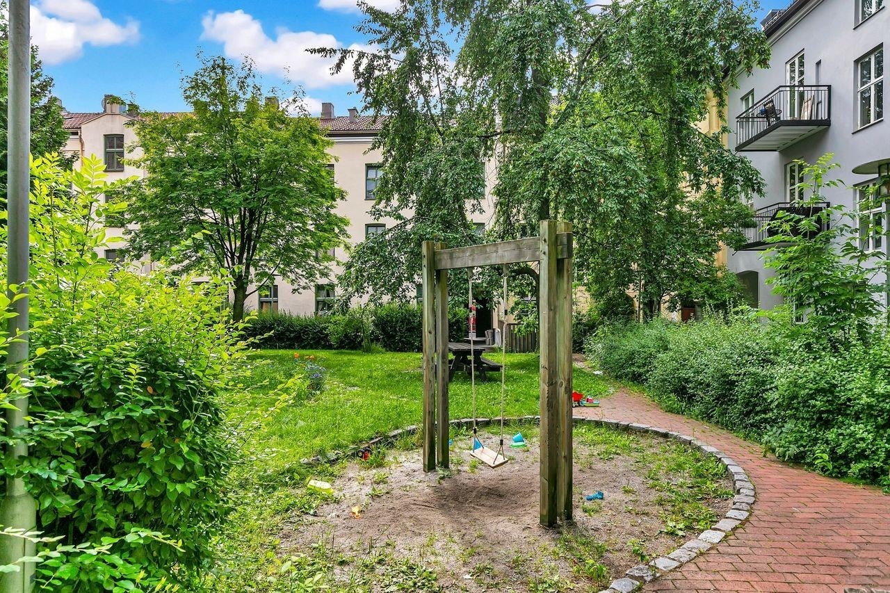 Bakgården er utstyrt med sittegrupper og lekeplasser. Nåværende eier har hatt stor glede av bakgården og det hyggelige samholdet blant naboene. Galleribilde