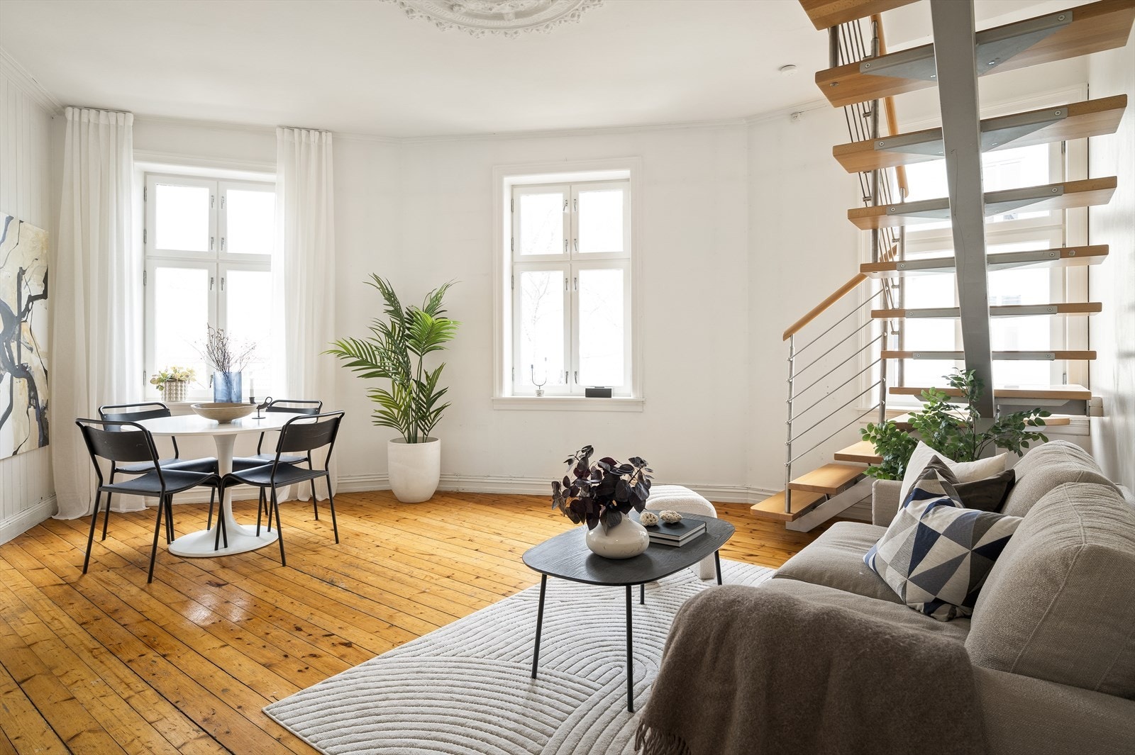Klassisk loftsleilighet i 3. etasje over to plan med inngang fra begge etasjer. Galleribilde
